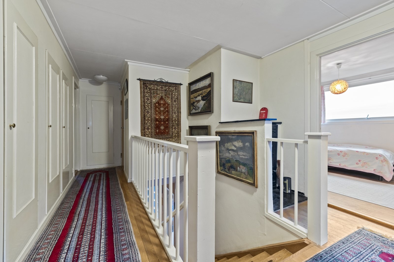 Godt med skap- og oppbevaringsplass. Fra gangen er det adkomst til de 4 soverommene samt loftsstuen. Kaminen er plassert til høyre for trappeløpet. Galleribilde