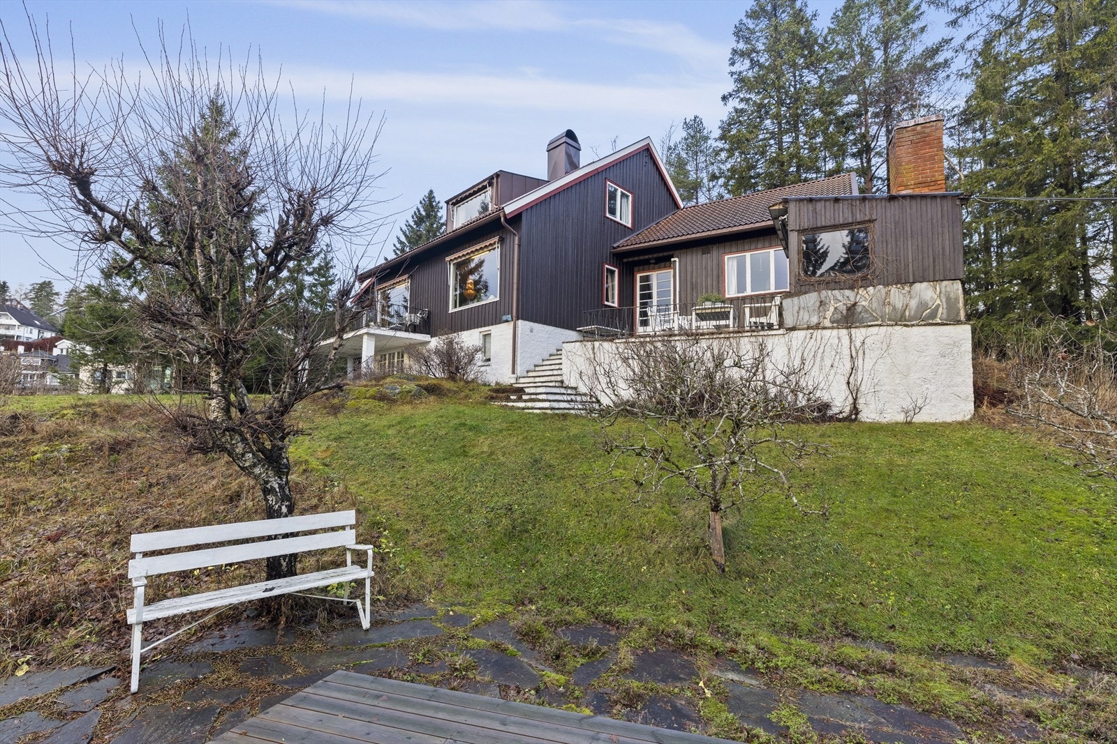 Eiendommen har en svært hyggelig beliggenhet med stor og fin hage som omkranser huset. Galleribilde