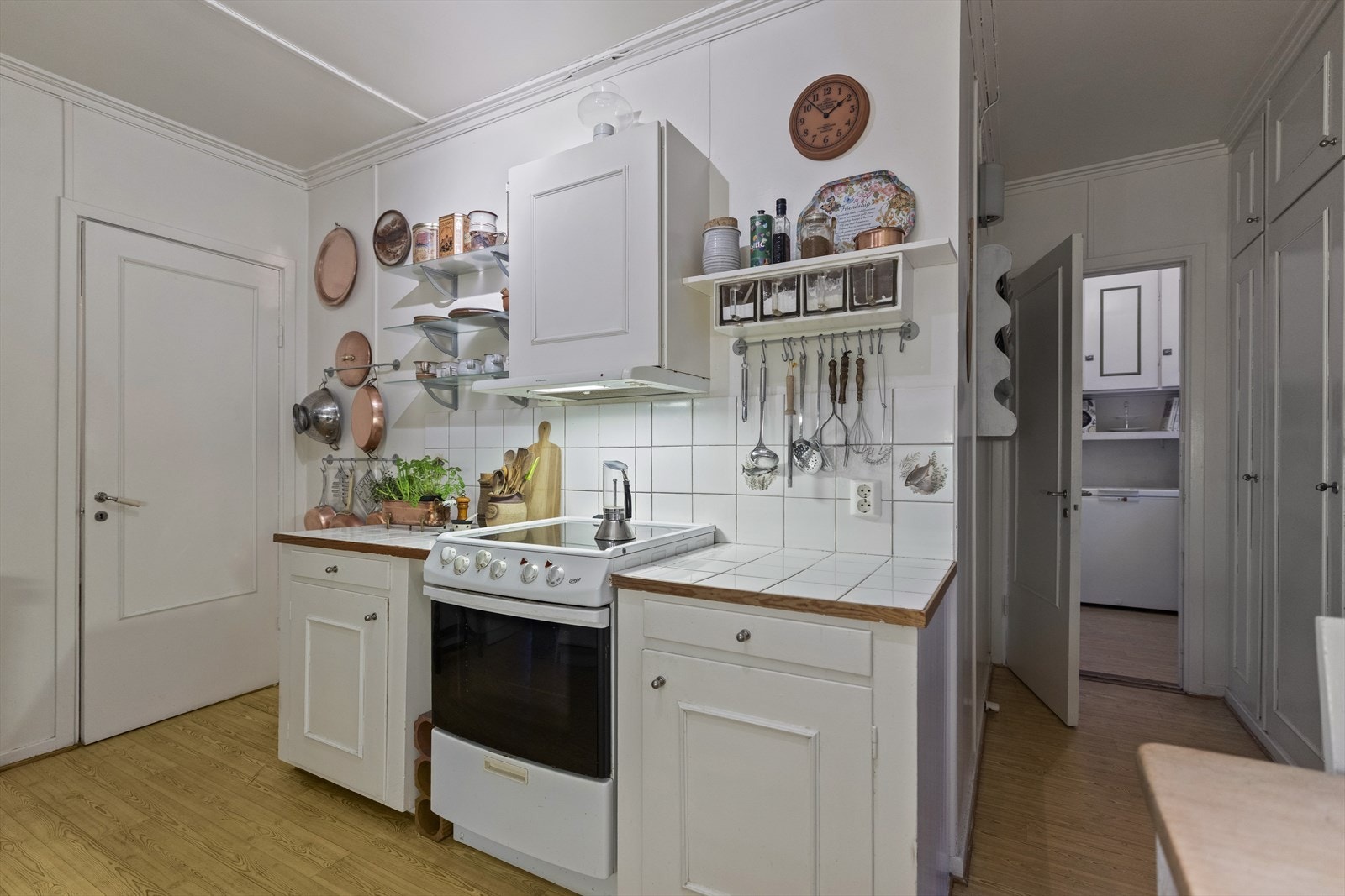 Kjøkkenventilator med avtrekksvifte. I bakgrunnen ser man anretningen. Galleribilde