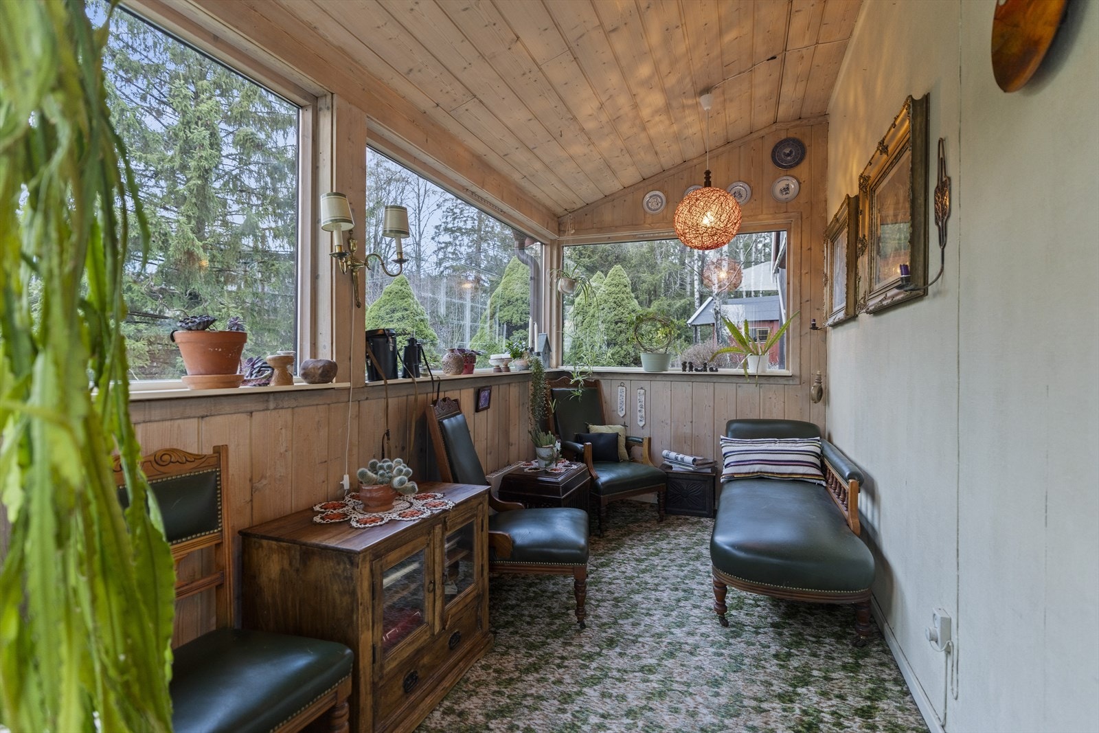 Havestuen var opprinnelig bygget som balkong, og på et senere tidspunkt bygget in som deler av huset. Dette er ikke byggemeldt. Galleribilde