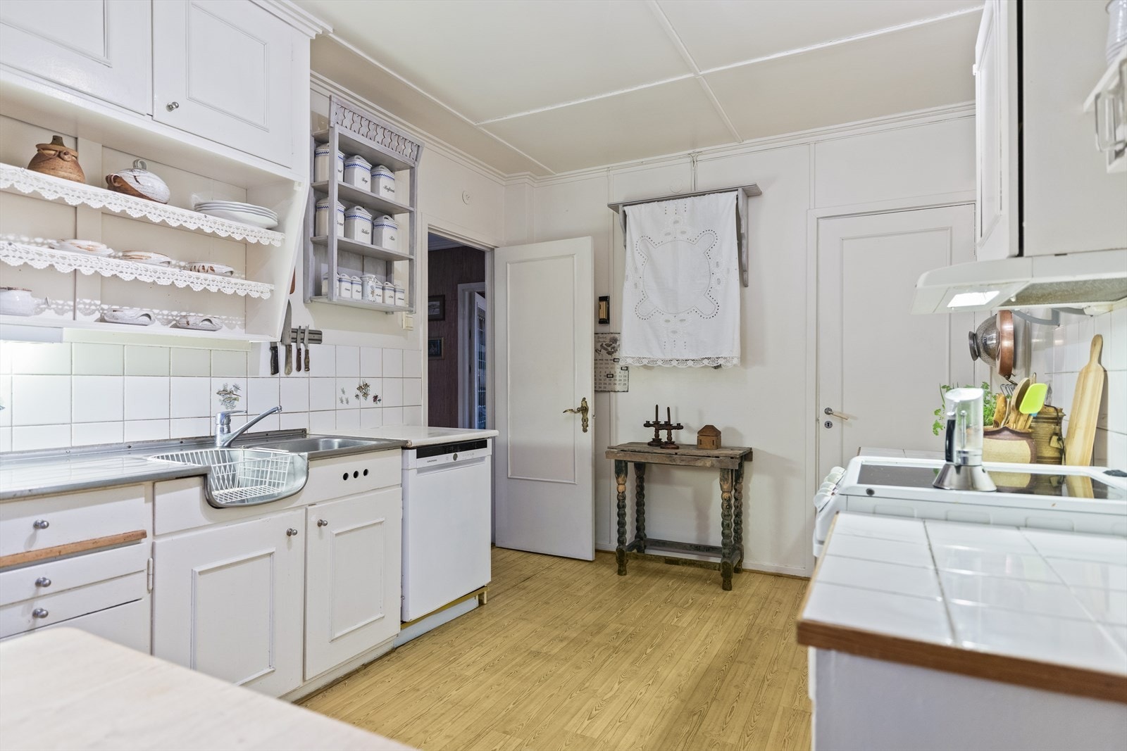 Original kjøkkeninnredning med fronter i heltre. Døren til høyre tar deg ned til kjelleren. Galleribilde