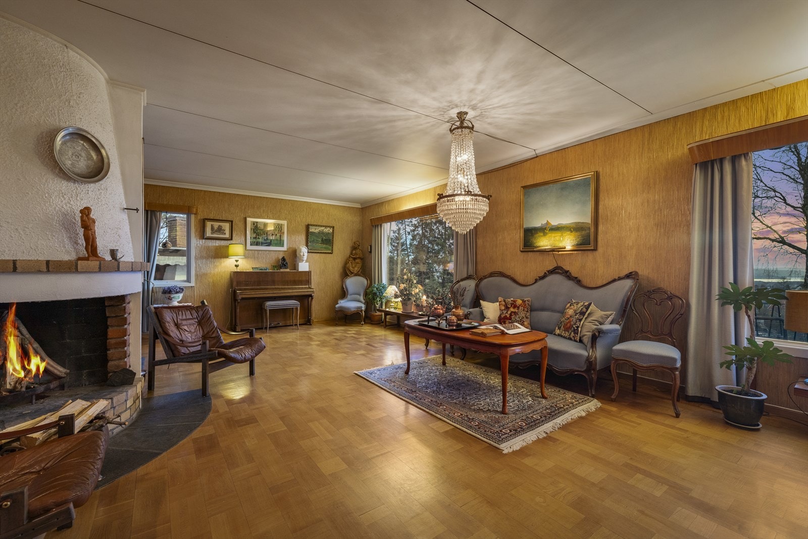 Hyggelig peis i stuen. Galleribilde