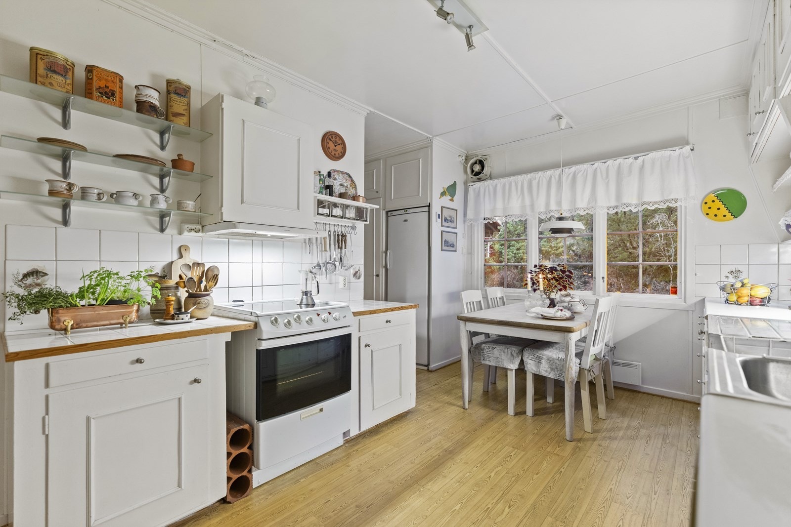 Kjøkkenet har en god størrelse og det er god plass til spiseplass og masse lagringsplass. Galleribilde