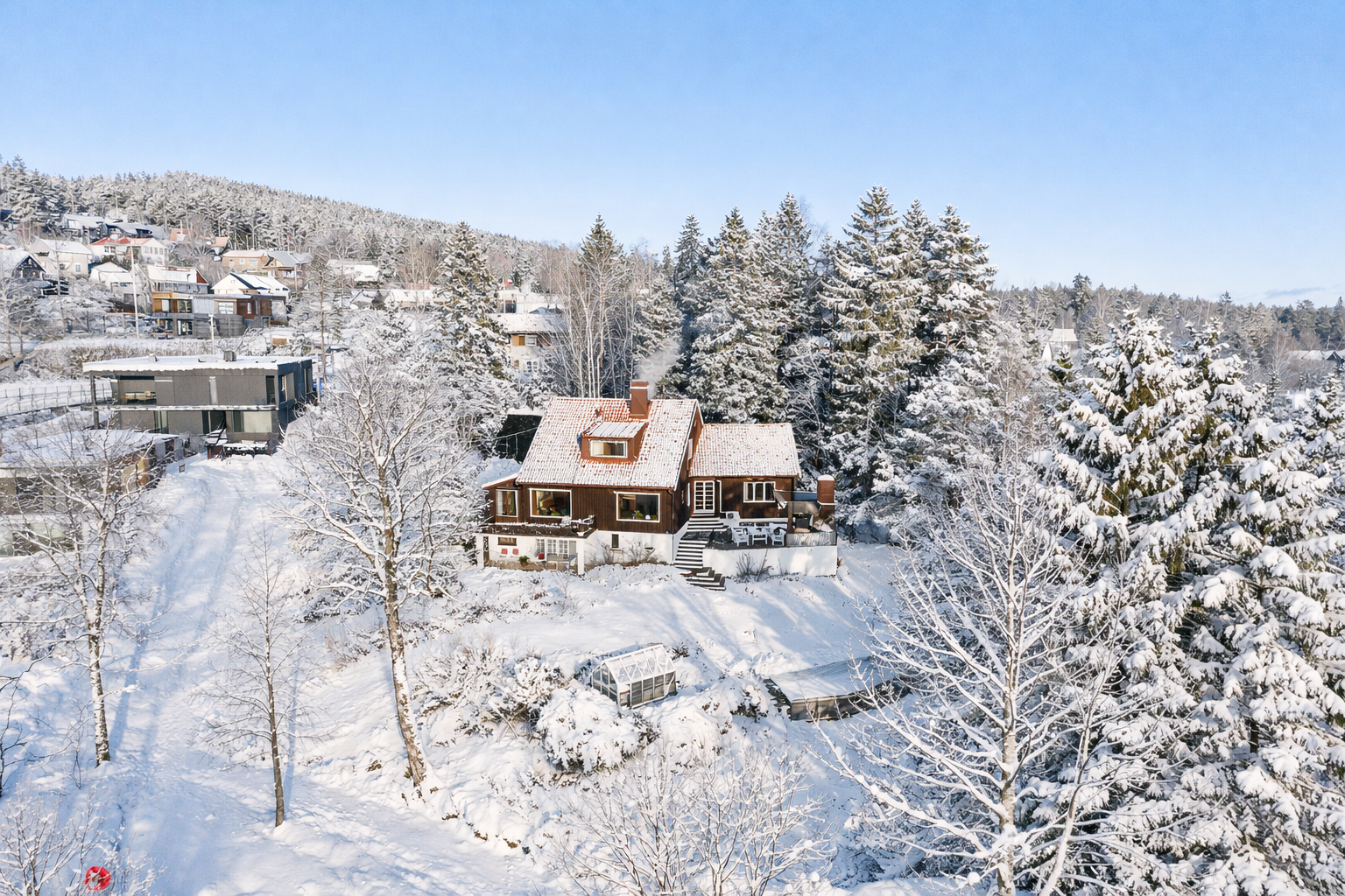 Boligen ligger på en stor og solrik tomt på over 2,4 mål godt skjermet fra veien. Galleribilde