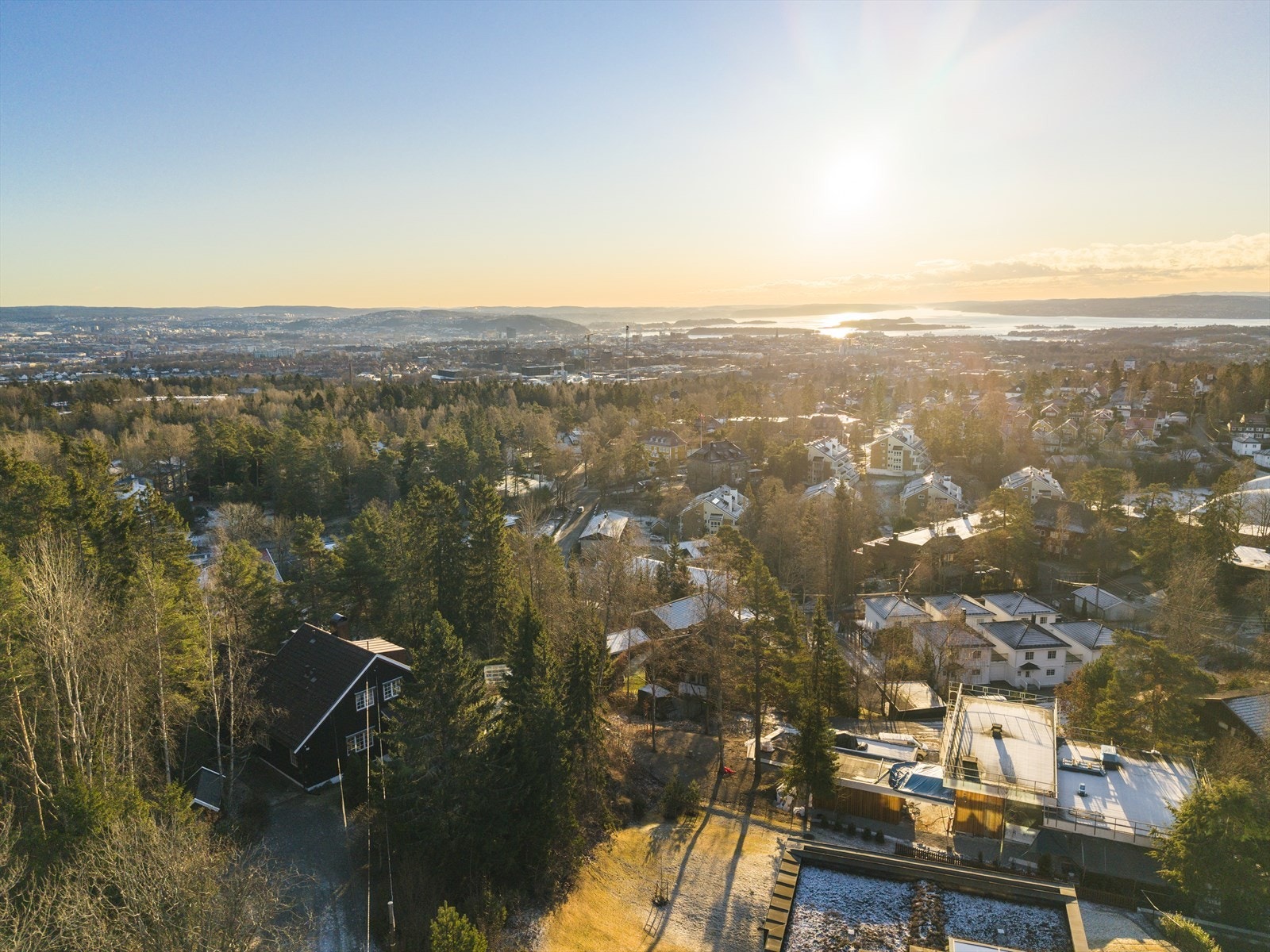 Til høyre i bildet kan man skimte tennisbanene på Heming. Galleribilde