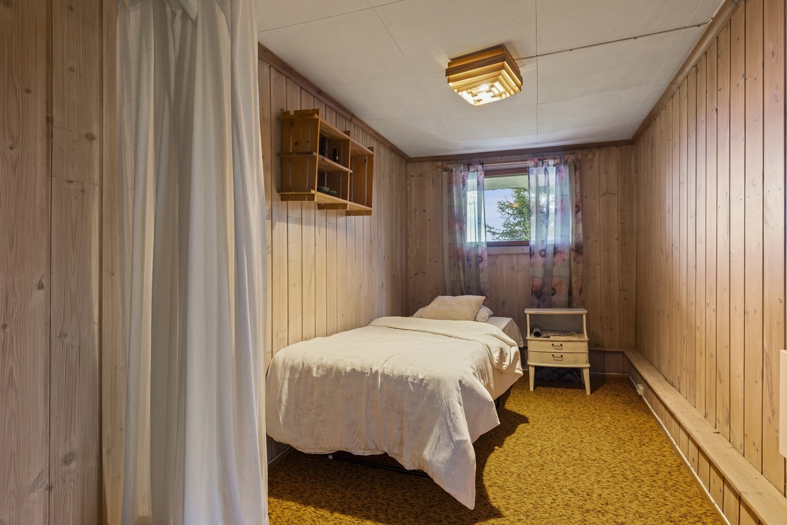 Alkove i entréen, dette er et tilbygg i sammenheng med innlemming av balkongen til vinterhage i hovedetasjen. Tiltaket er ikke omsøkt. Galleribilde