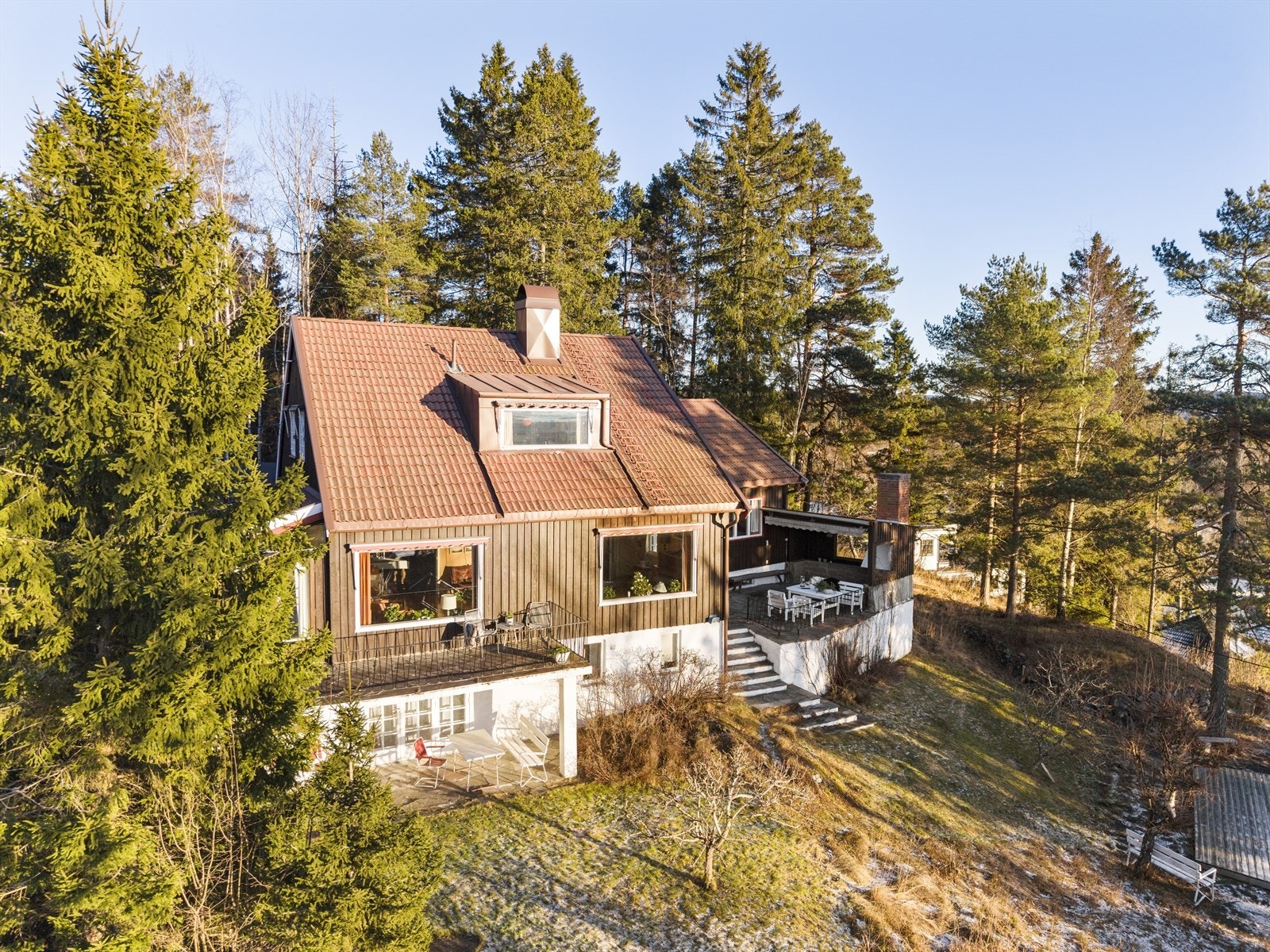 I 2020 ble pipeløpene rehabilitert og i 2023 ble også pipen på terrassen rehabilitert. Galleribilde