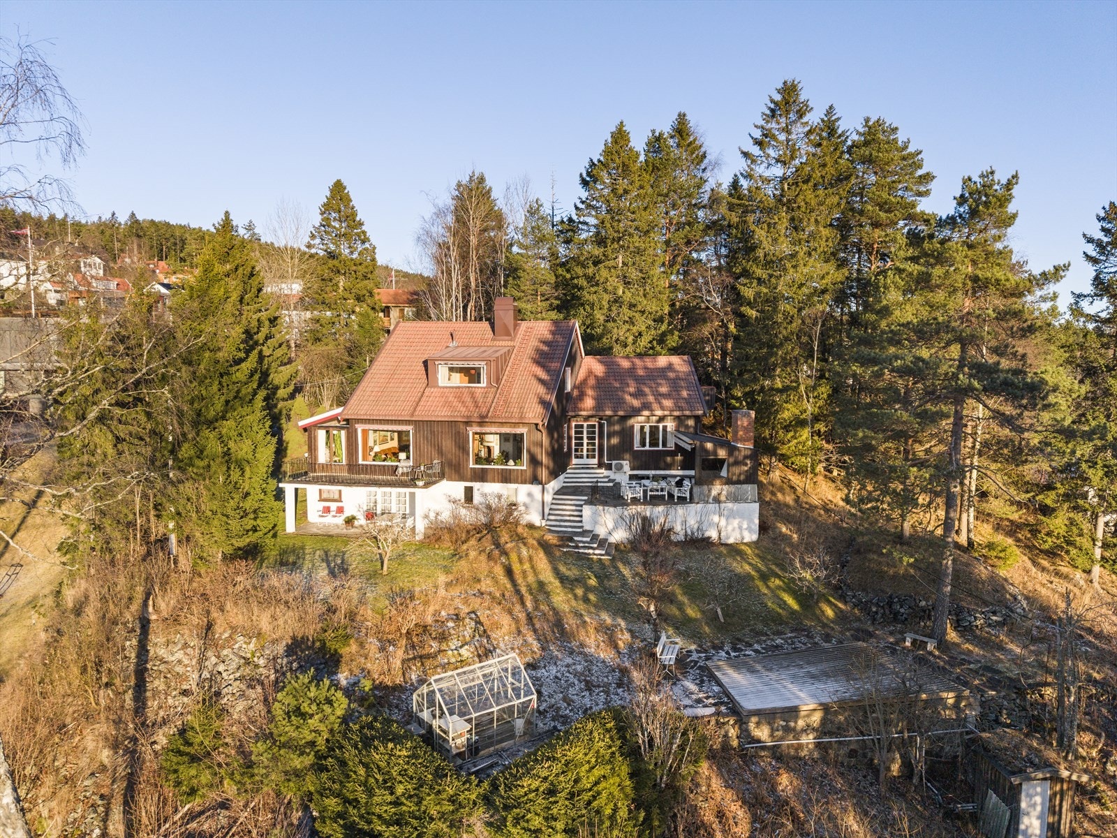 Det er i følge eier sol fra ca. 08.30 - 18.30, noe lenger på verandaen utenfor havestuen. Galleribilde