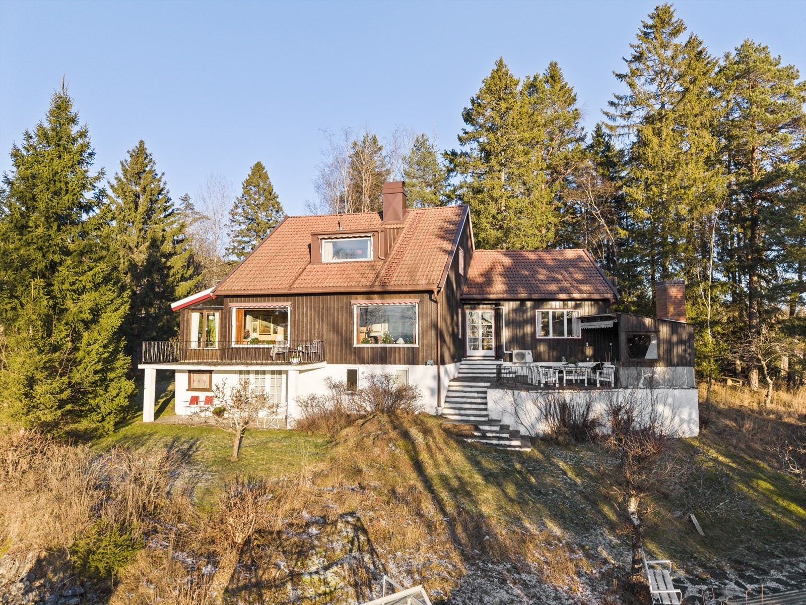 Østveggen med balkong har nytt panel og ny balkongdør. Galleribilde