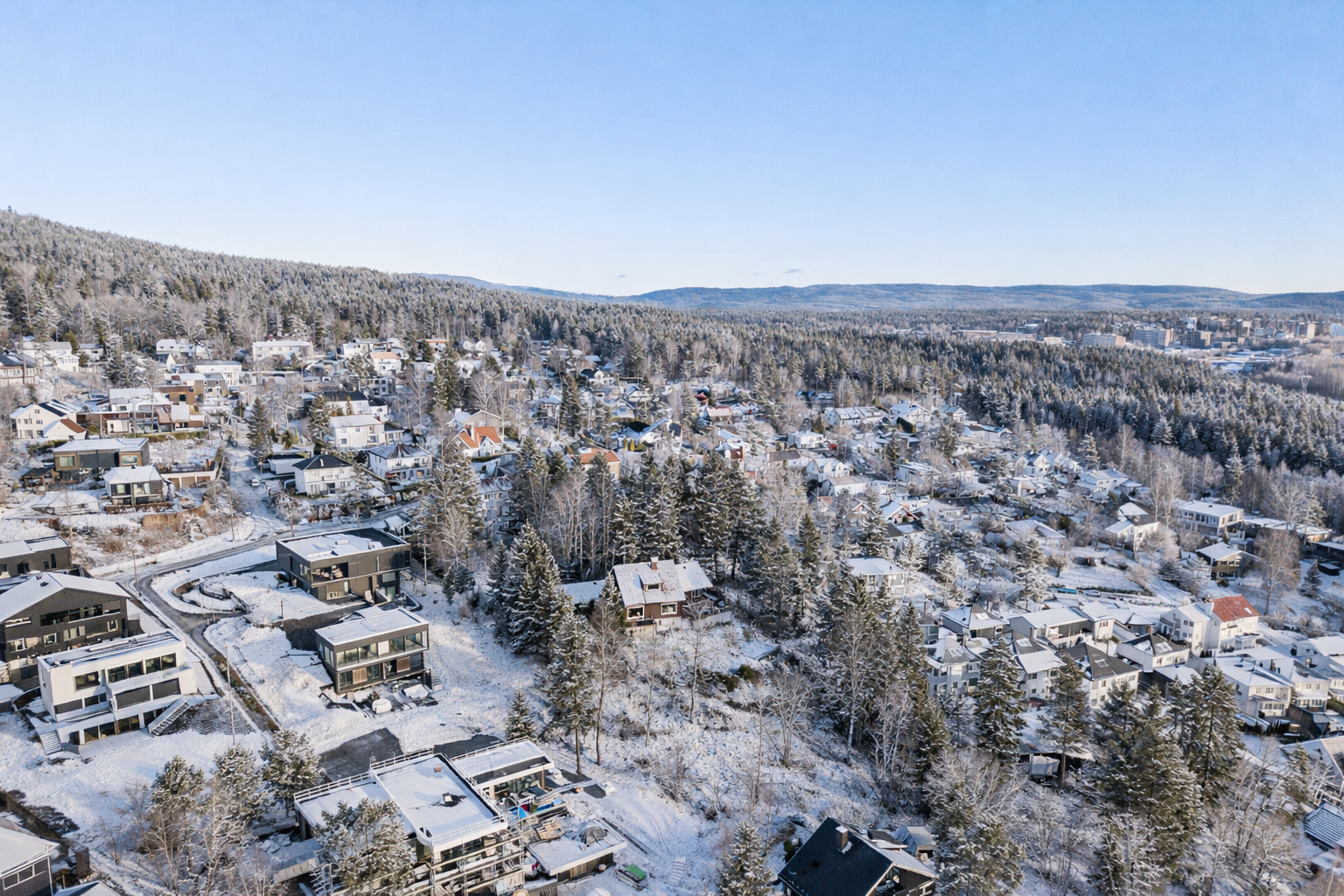 Eiendommen har en svært attraktiv og skjermet beliggenhet på Vettkollen Galleribilde