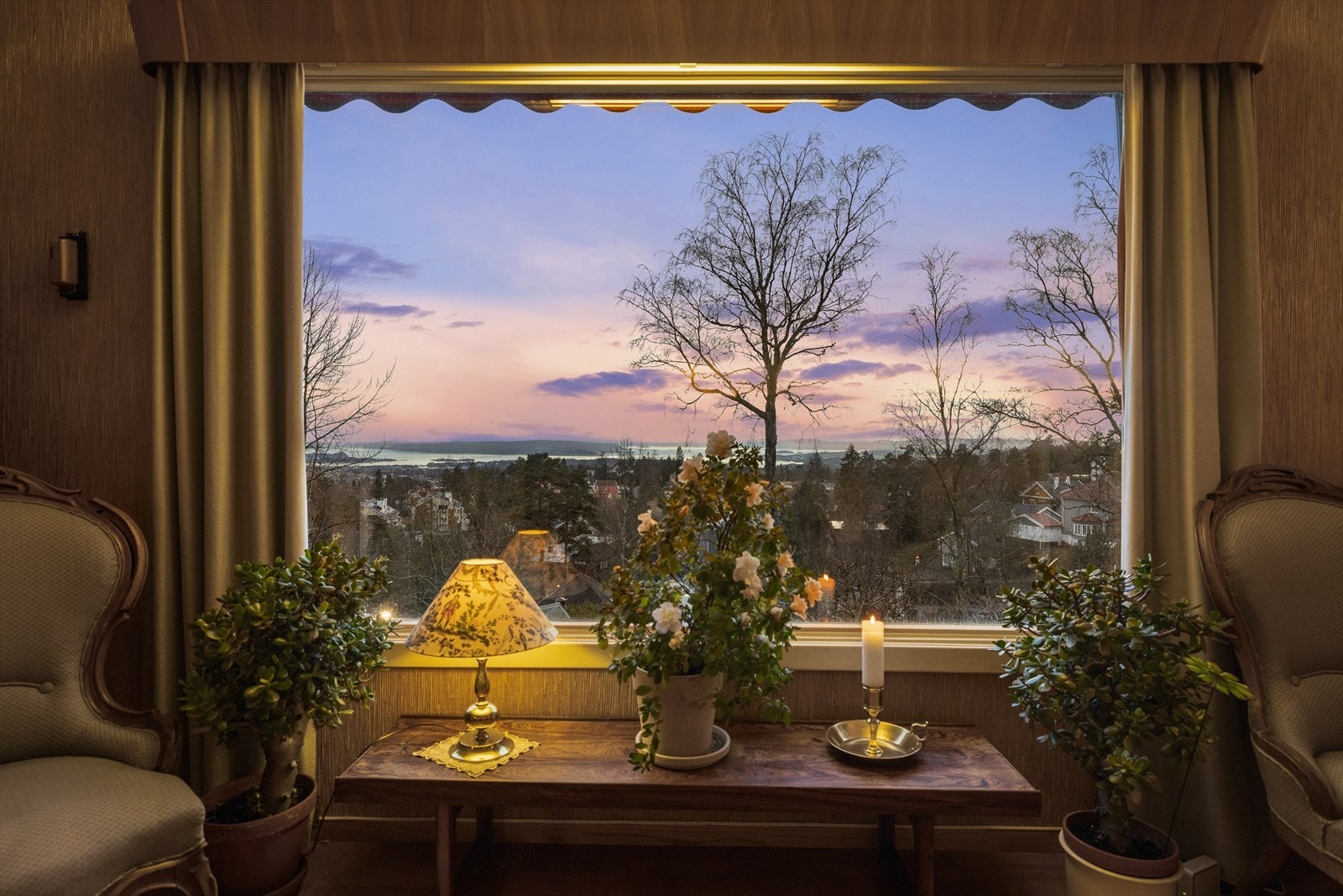 Kveldsstemning fra stuen. Galleribilde