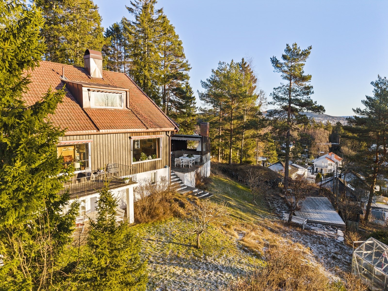 Det er lagt platting over det gamle bassenget i hagen. Galleribilde