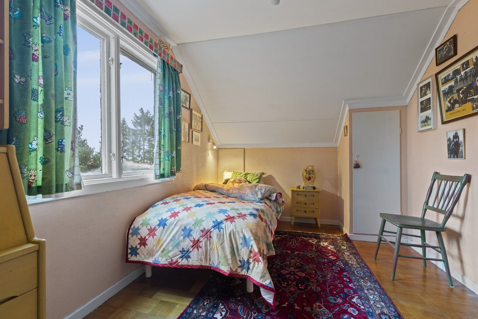 Dette soverommet vender mot øst over terrassen. Galleribilde