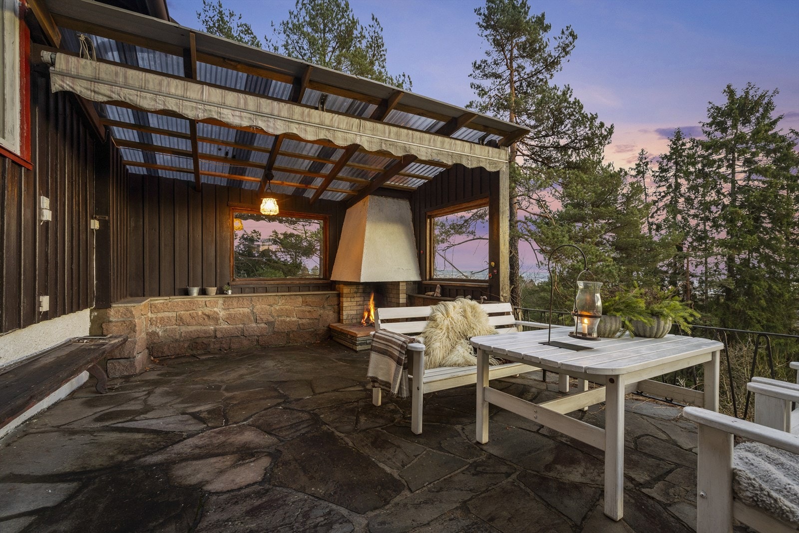 Svært hyggelig uteplass med peis. Taket over utestuen ble lagt nytt i 2023. Galleribilde