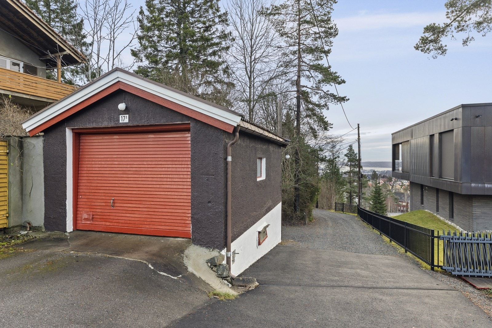Det medfølger garasje med plass til en mindre bil. Garasjen er plassert oppe ved veien. Galleribilde