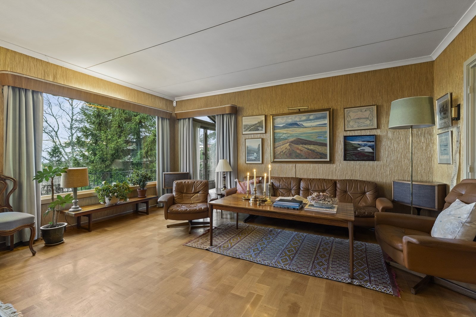 Fra stuen er det adkomst til havestue og videre ut til veranda, som strekker seg langs hele stuens bredde. Galleribilde