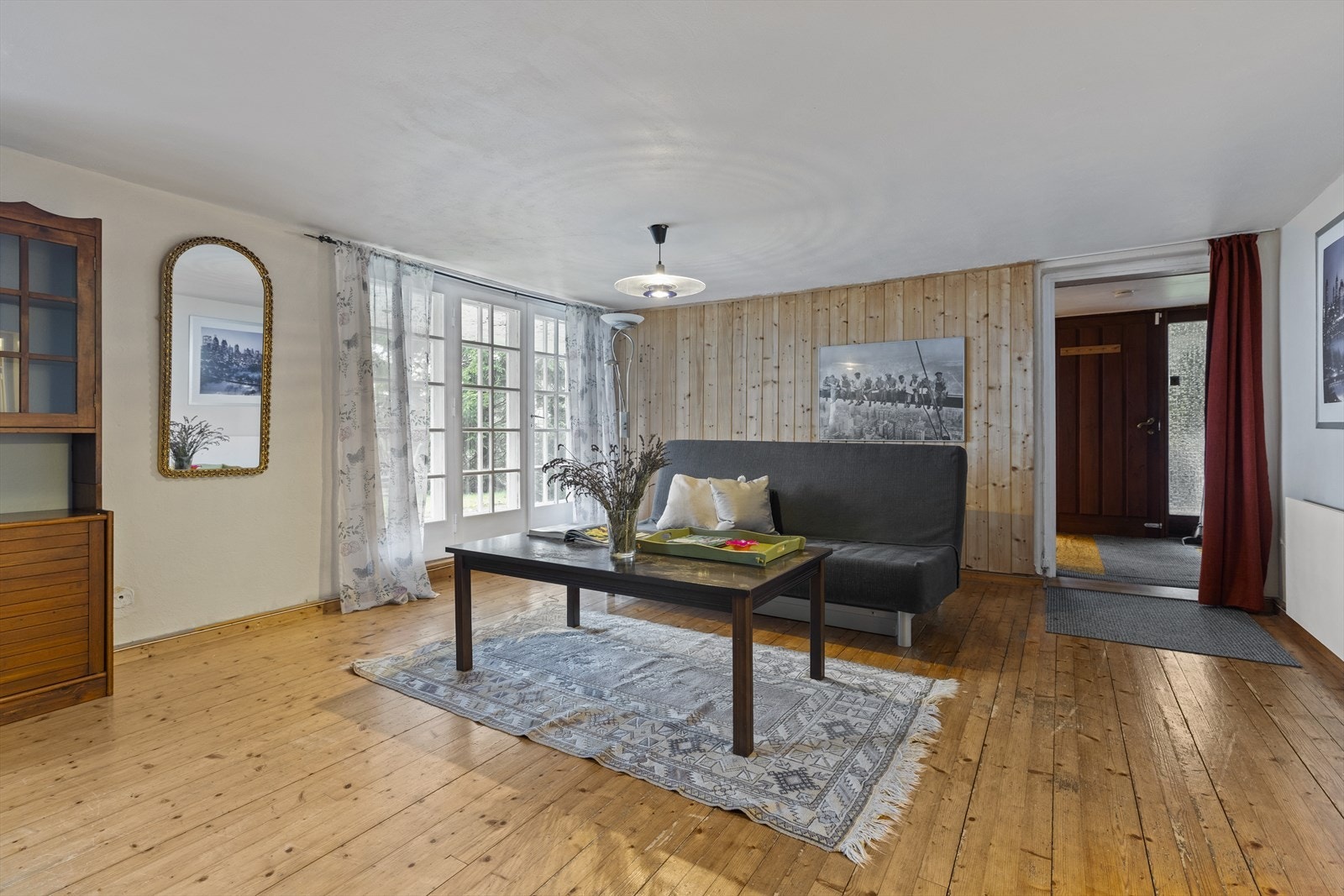 Rommet oppleves romslig og lyst og har flere bruksområder. Galleribilde