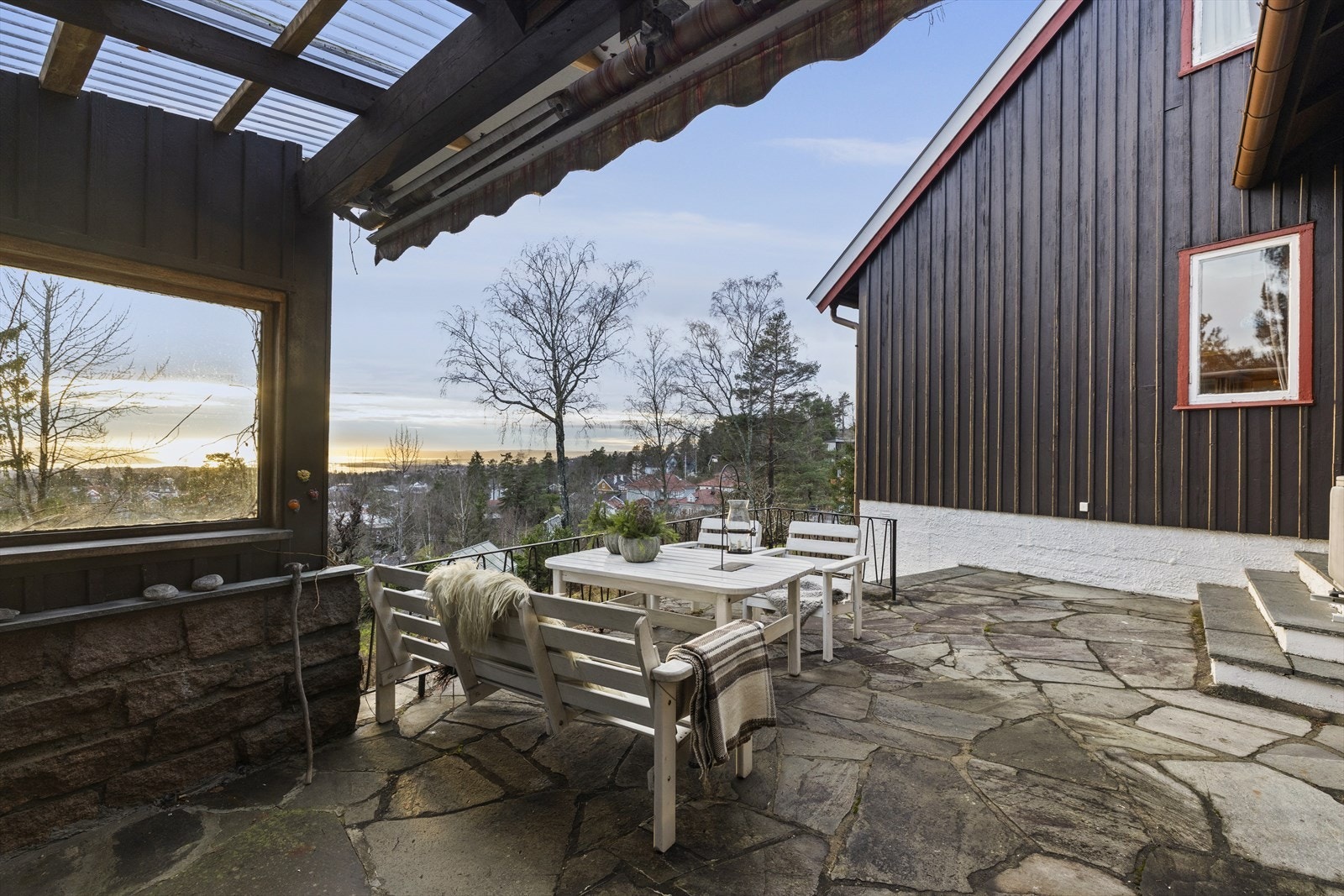 Det er montert markise i takoverbygget. Galleribilde