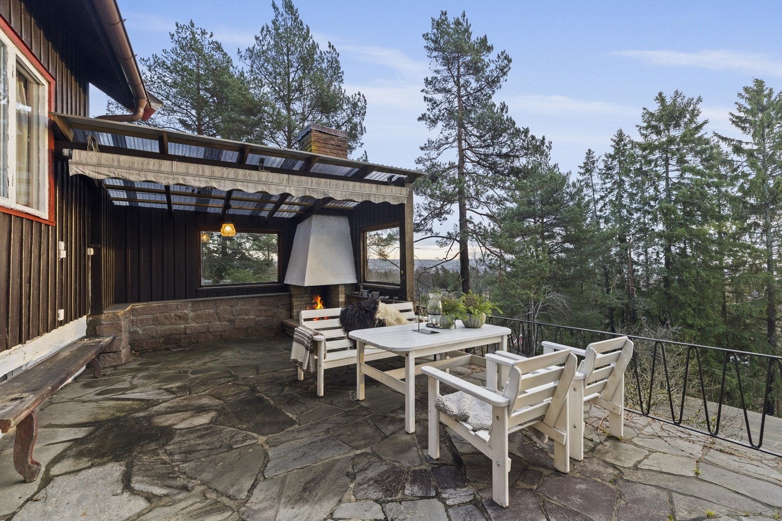 Det er utepeis på terrassen som er delvis overbyggget. Galleribilde