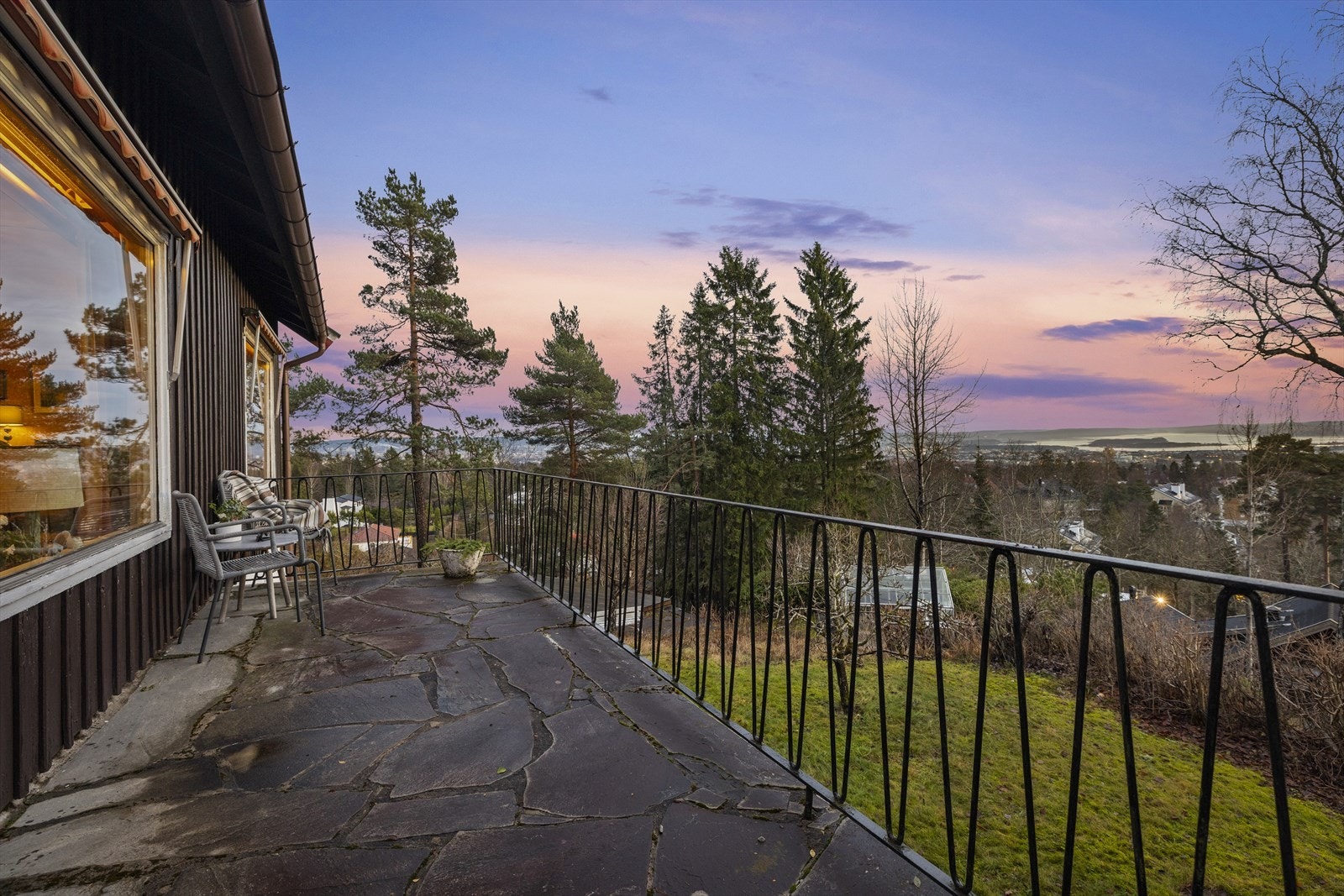 Kveldsstemning på verandaen. Galleribilde