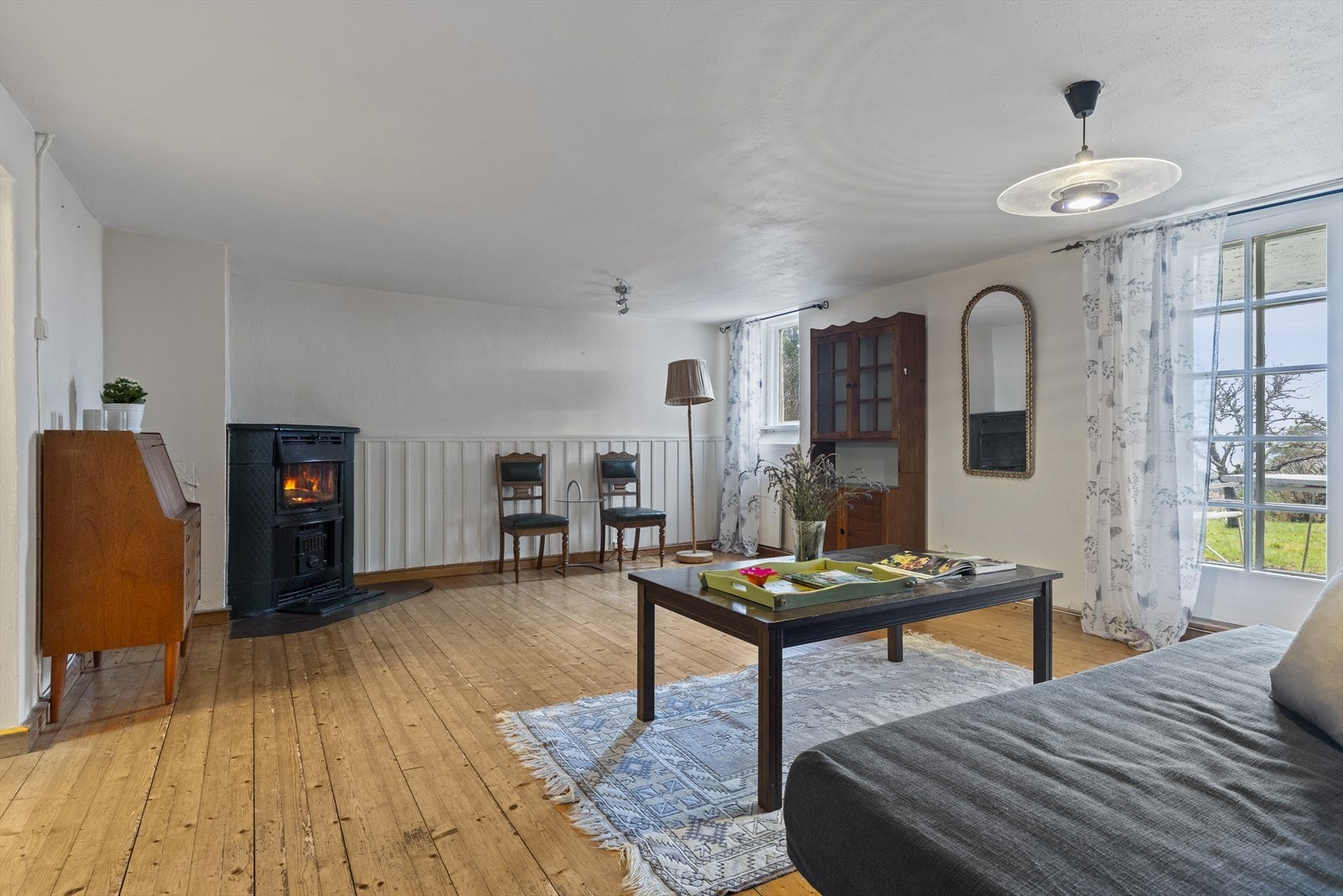 Kjellerstuen har verandadør ut mot hagen. Dette fremkommer ikke på byggetegningene. Galleribilde