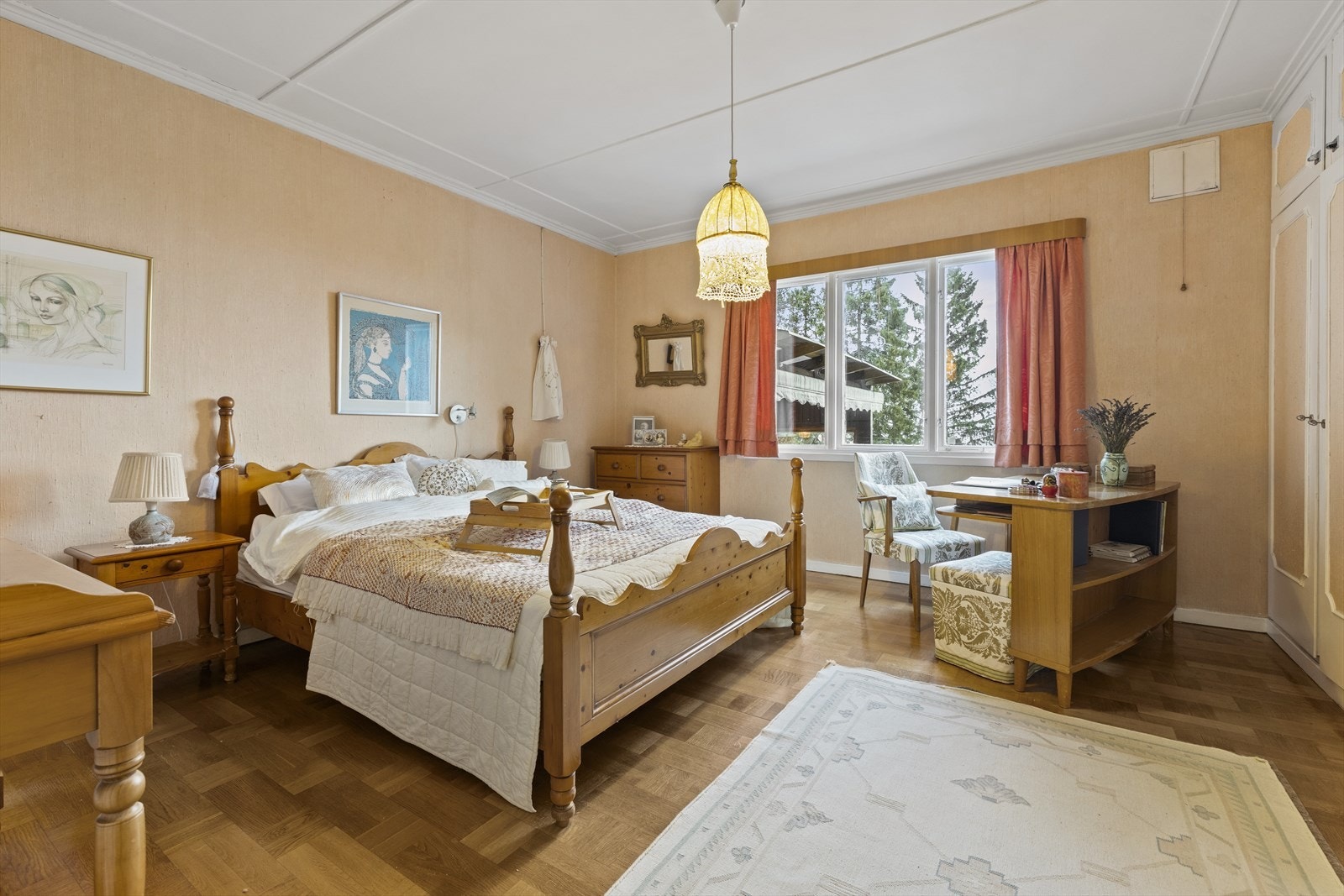 Hovedsoverommet befinner seg i 1.etg. og vender ut mot terrassen. Galleribilde