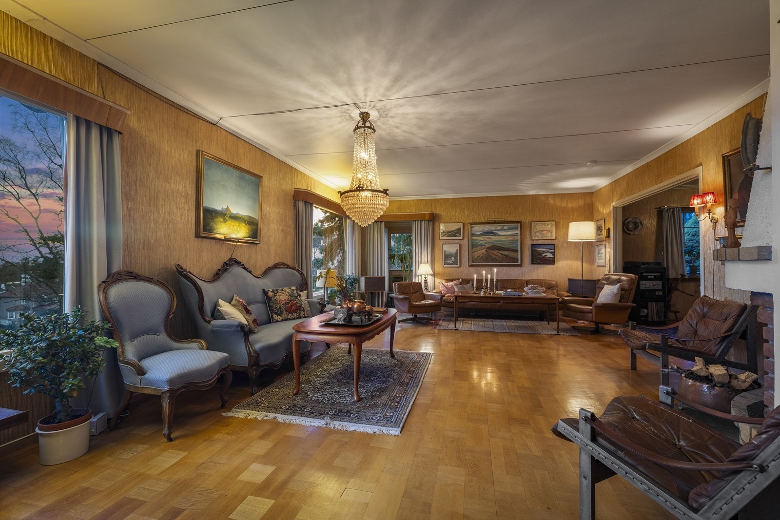 Store vindusflater som vender mot den flotte utsikten. Galleribilde