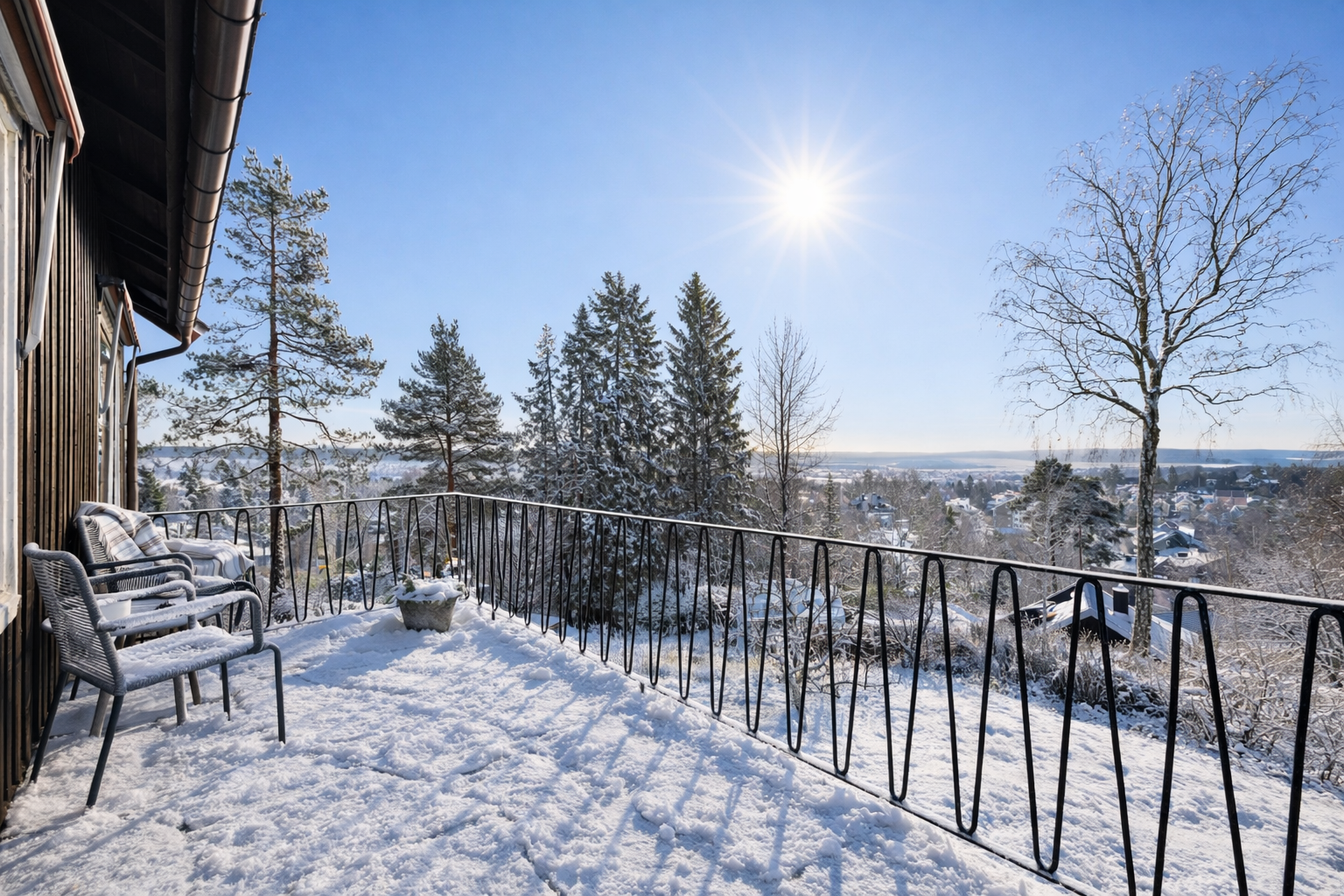 På verandaen er det gode sol- og utsiktsforhold. Det er ofte rådyr på besøk i hagen. (AI generert bilde med snø) Galleribilde