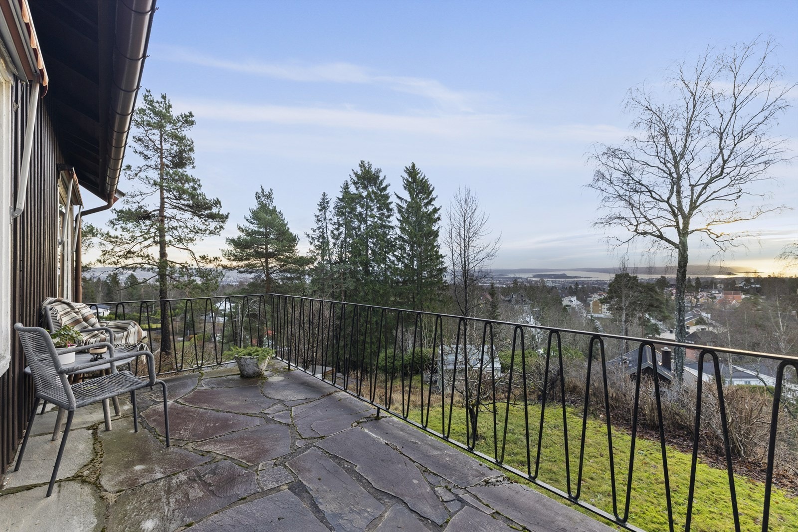 Verandaen med adkomst fra havestuen har fantastisk utsikt utover Oslofjorden. Galleribilde