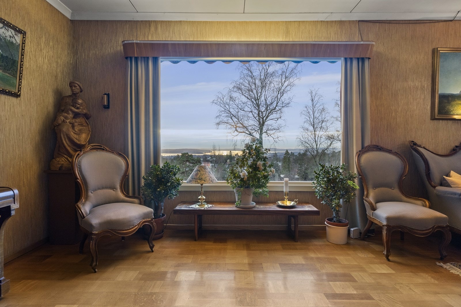 Stuen har to store vinduer med fantastisk utsikt Galleribilde