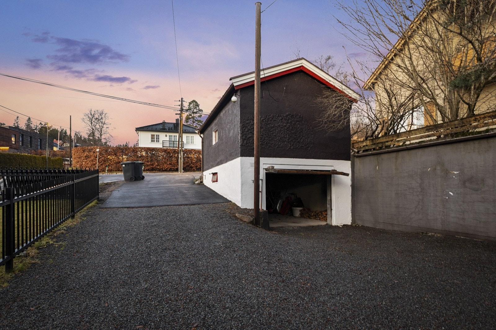 Stor lagringsbod under garasjen. Galleribilde