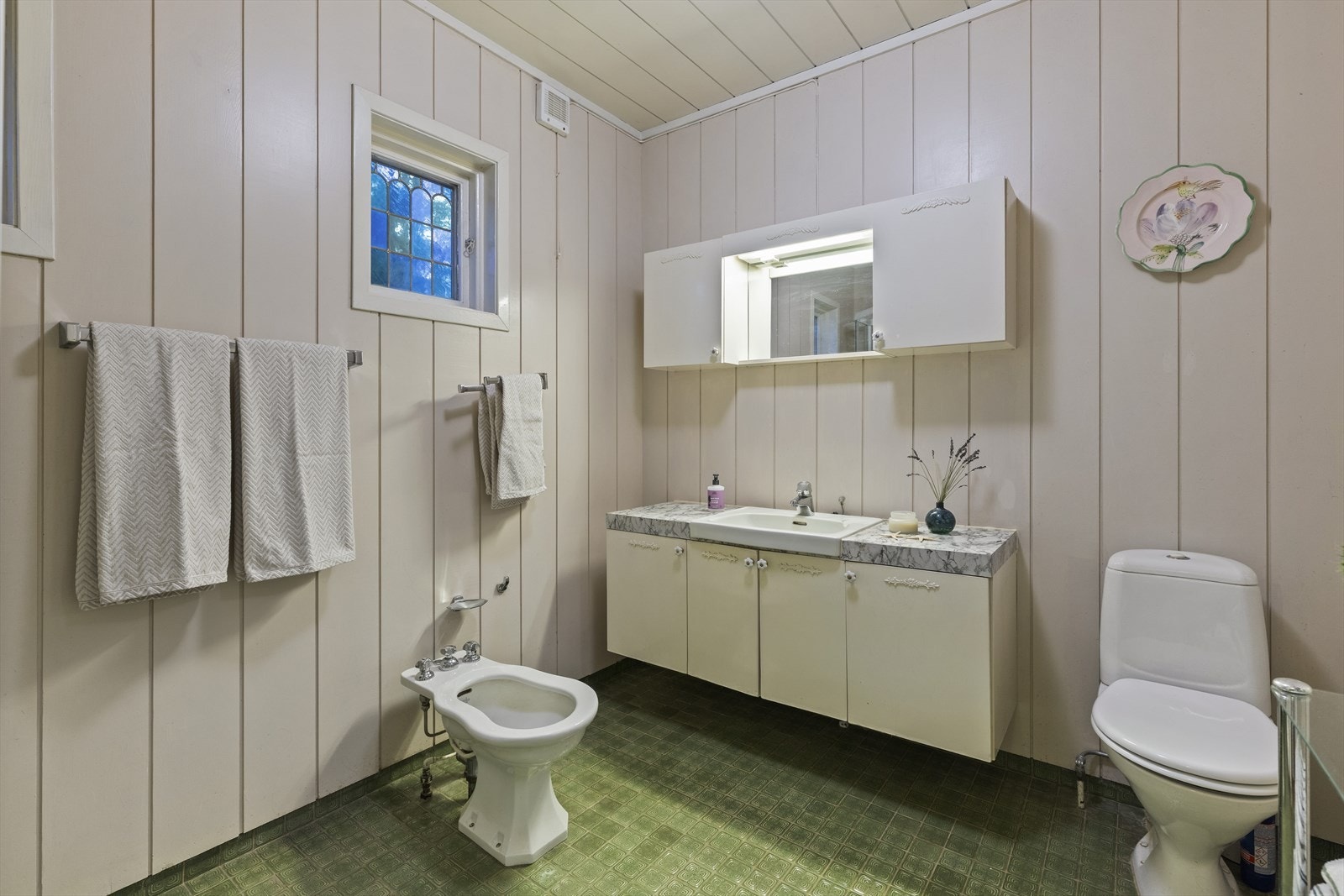 Romslig bad med tilknytning til hovedsoverommet. Flislagt gulv og malte flater. Galleribilde