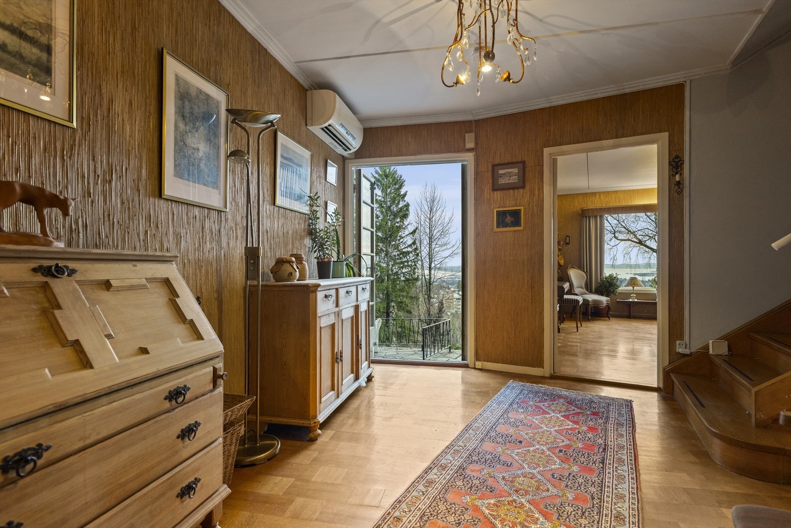 Allerede fra hallen ser du den flotte utsikten. Her er det adkomst til terrassen og hagen. Galleribilde