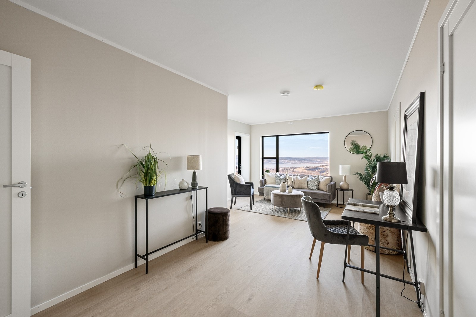 Også her er det store vinduer som gir godt lys og utsikt. Galleribilde