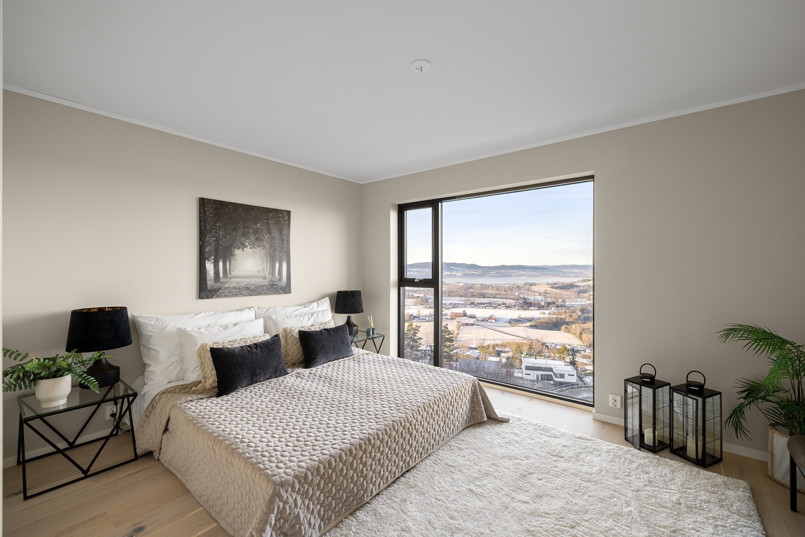 Hovedsoverom med store vindusflater som rammer inn utsikten over landskapet. Galleribilde