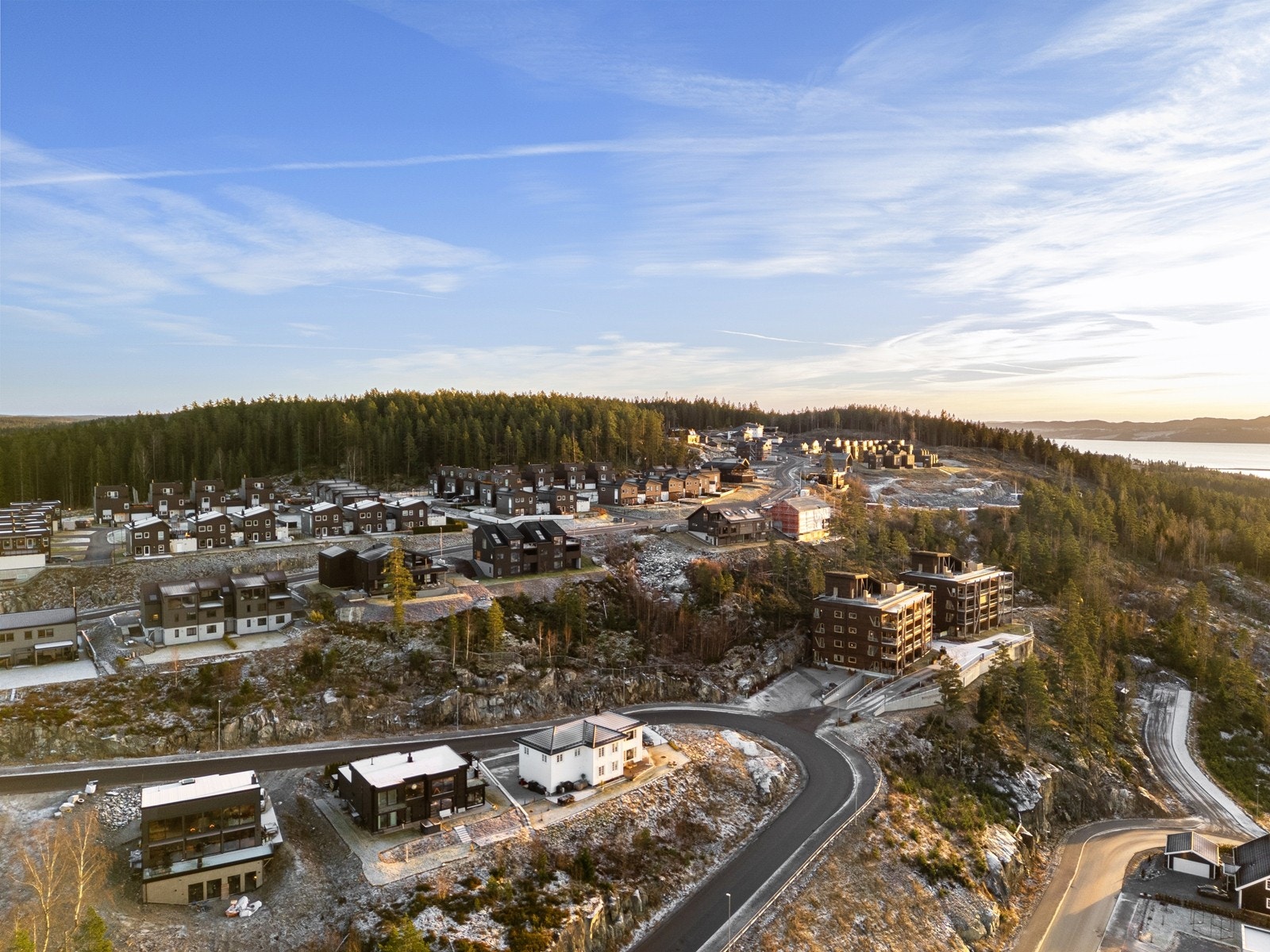 Eiendommen sokner til Riddersand barneskole, og det er flere barnehager i nærheten. Galleribilde