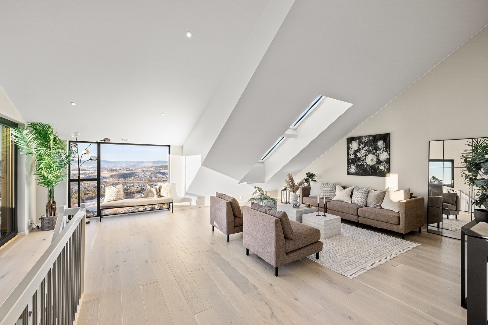 De store vindusflatene og takvinduene gir rikelig med naturlig lys. Galleribilde