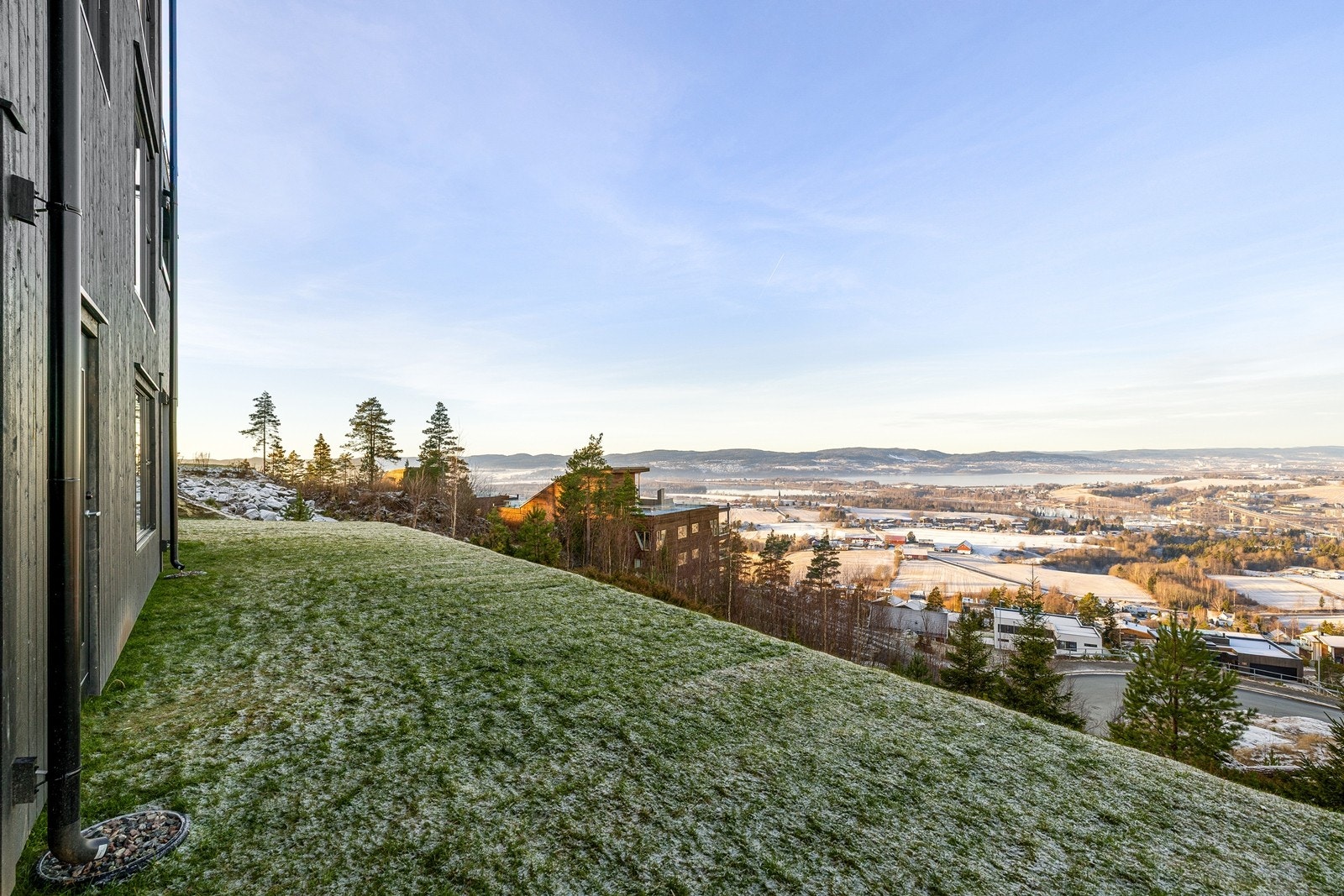 Beliggenheten i et nyetablert og trafikkstille boligområde er ideell for barnefamilier. Galleribilde