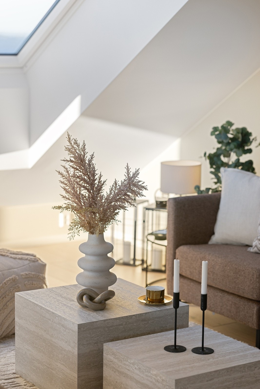 Gjennomtenkte materialvalg og en lys fargepalett preger boligen. Galleribilde