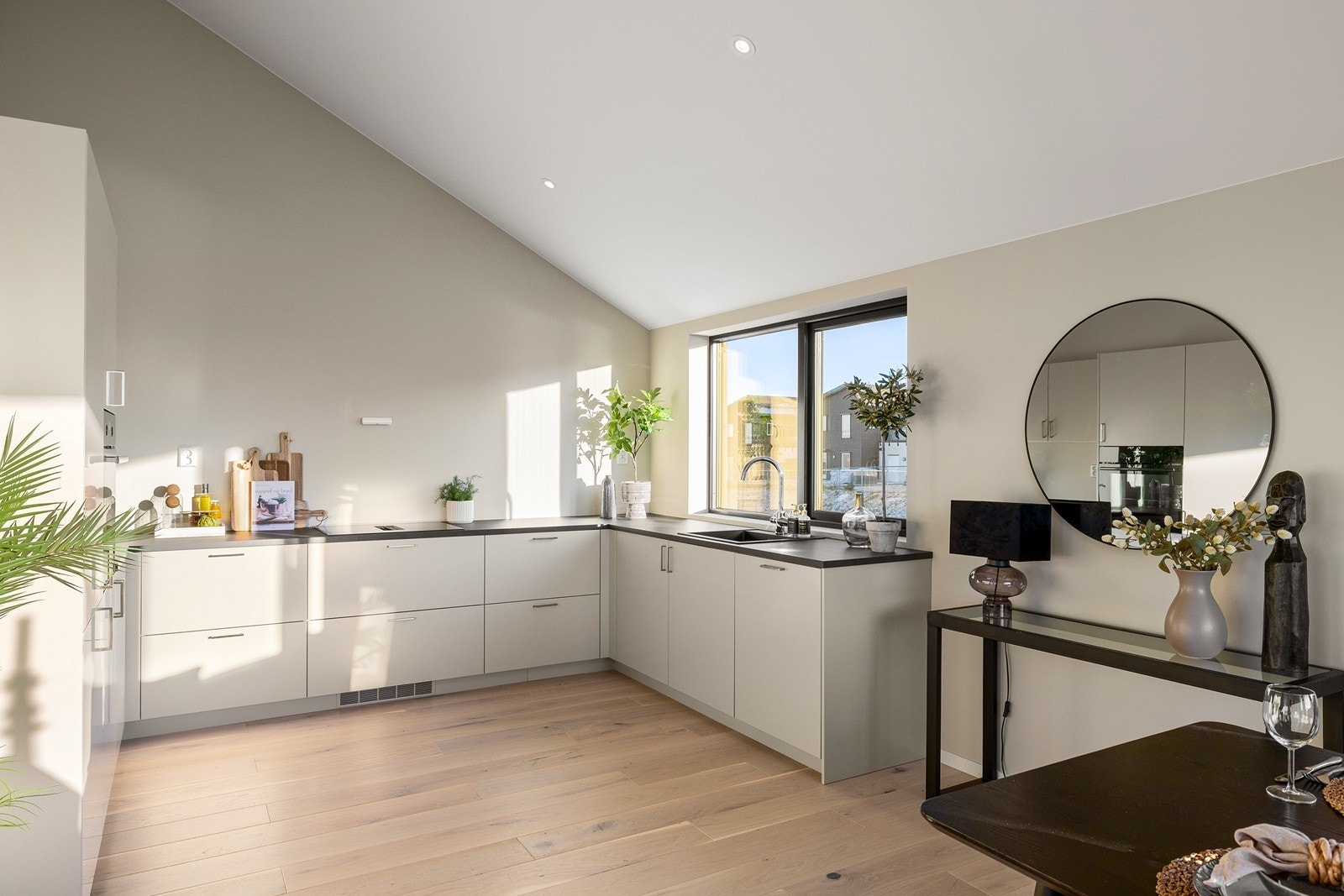 Kjøkkenet har rikelig med skap- og benkeplass Galleribilde