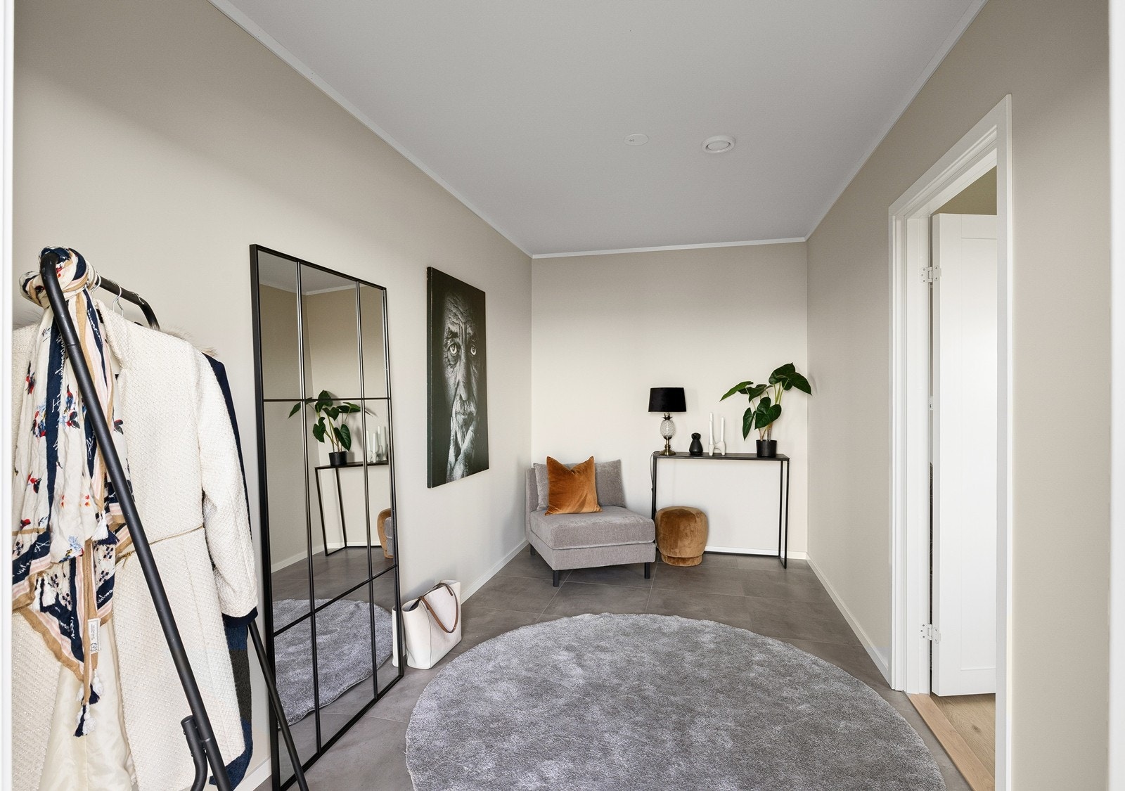 Hall/entrè i underetasjen har flislagt gulv og egen utgang - opprinnelig byggemeldt som sport Galleribilde