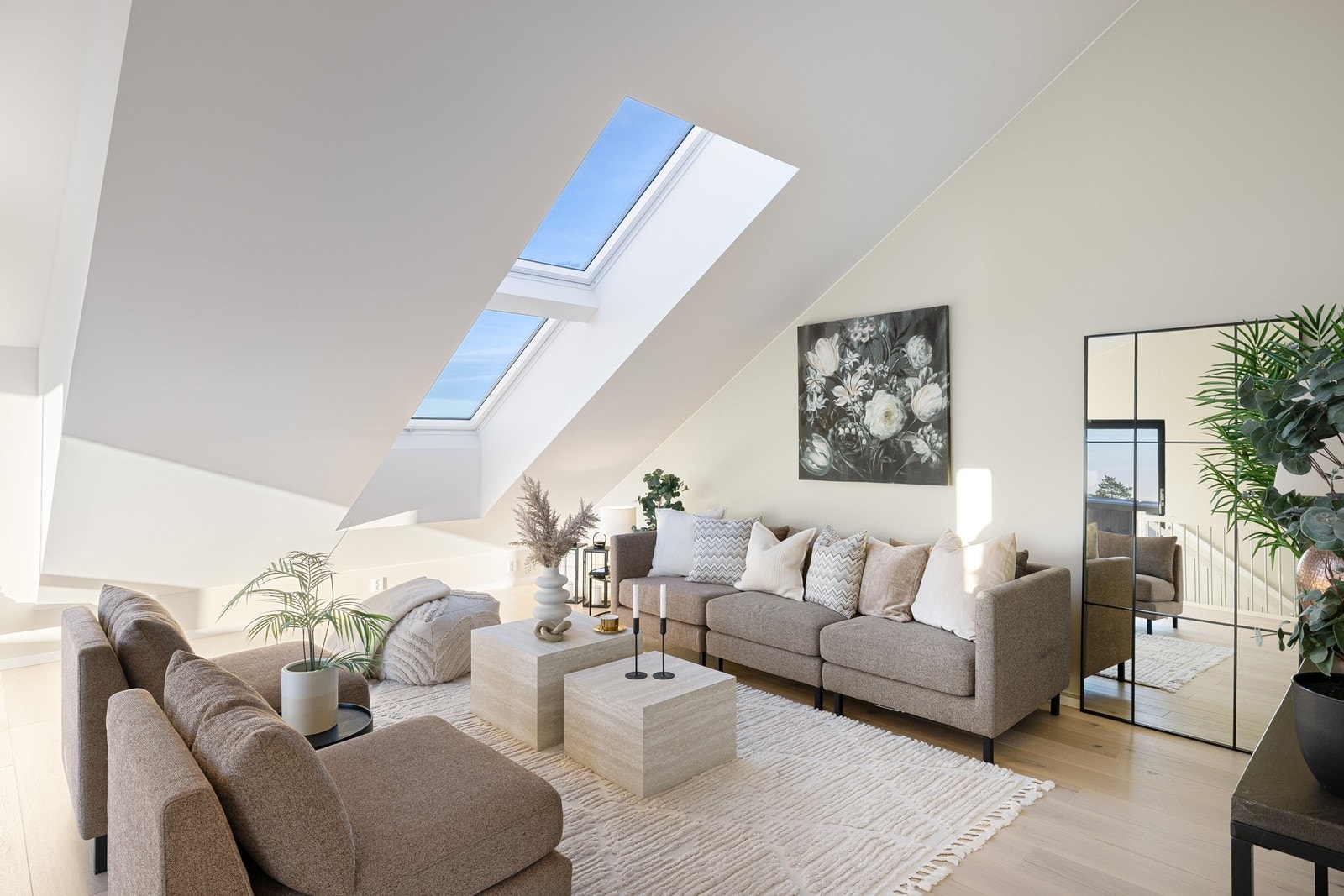 Takkonstruksjonen med skråtak og store takvinduer skaper en unik romfølelse. Galleribilde