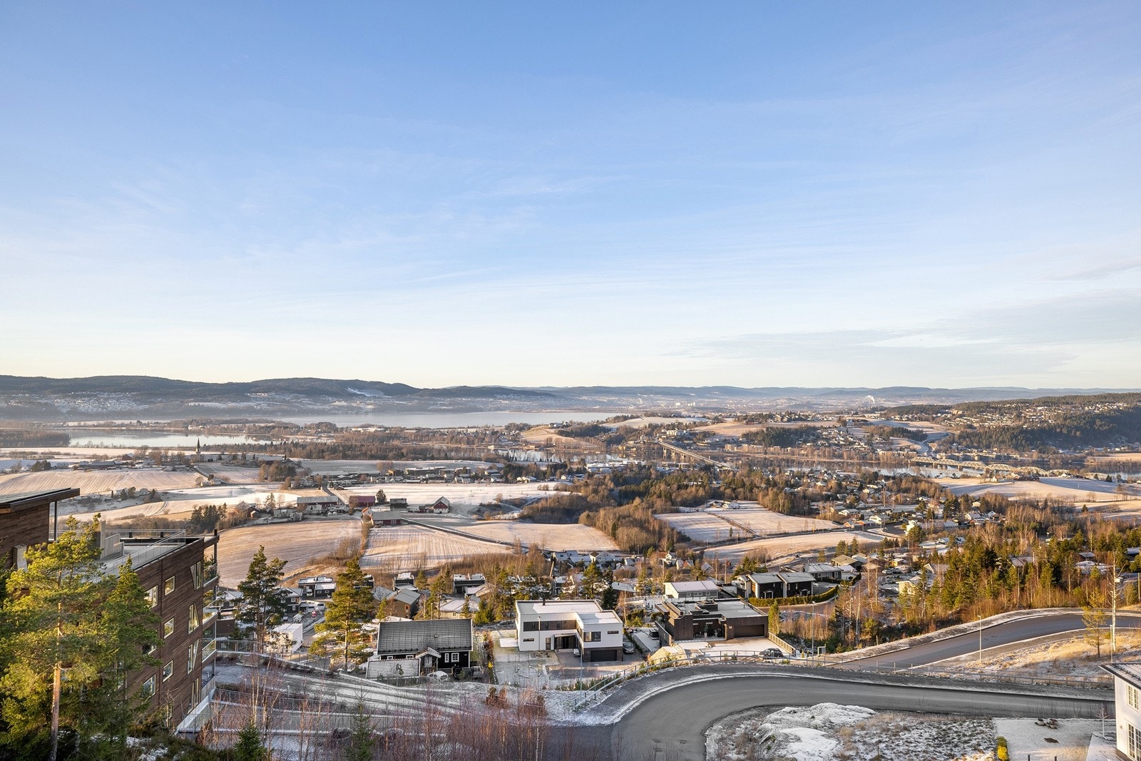 Fra eiendommen er det nærhet til flotte tur- og friluftsområder med skiløyper om vinteren. Galleribilde