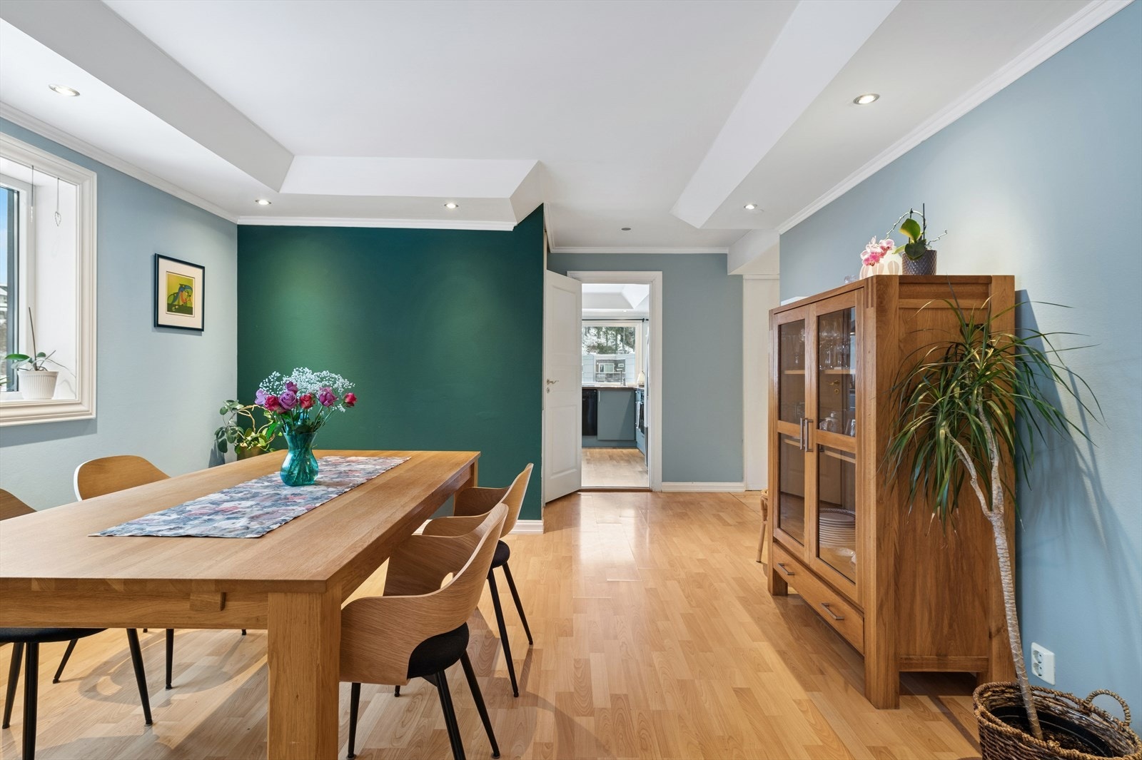 Den romslige stuen egner seg godt til både hverdagsbruk og sosiale sammenkomster Galleribilde