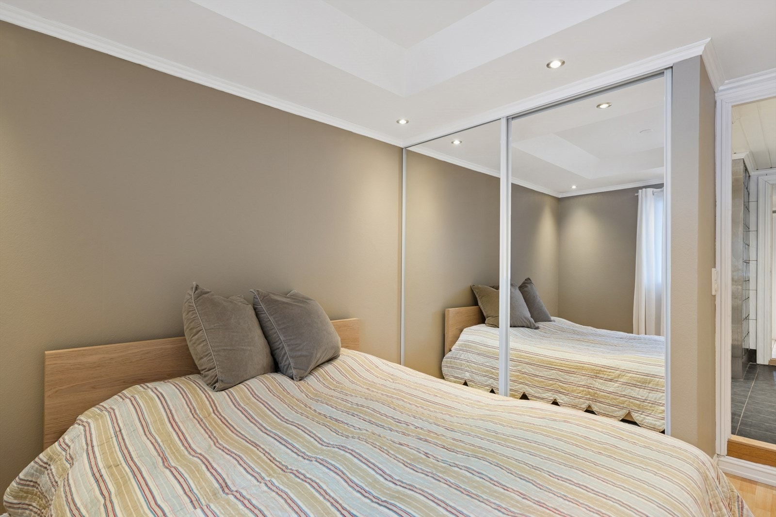 Praktisk skyvedørsgarderobe på hovedsoverom Galleribilde