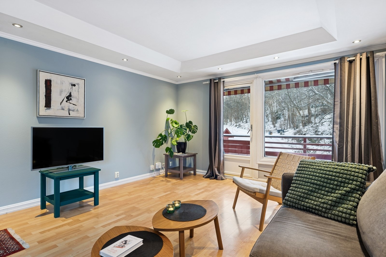 Fra stuen er det utgang til en romslig balkong med gode solforhold fra tidlig ettermiddag Galleribilde