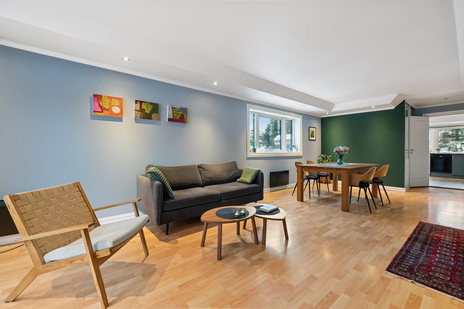 Fra leiligheten har du gangavstand til en rekke servicetilbud som bla. IKEA, Meny, Rema 1000, treningssentre og en rekke andre servicetilbud. Galleribilde