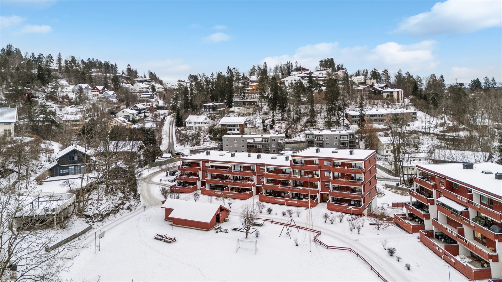 Hildertunet ligger i et veletablert område med kort vei til både Vestmarka med skiløyper og turstier og sjøen med båthavn og badeplasser. Galleribilde