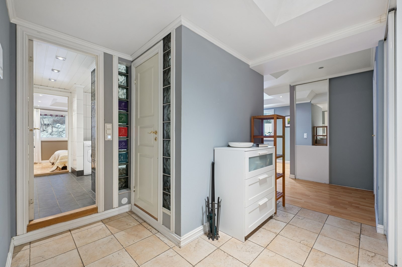 Lys og romslig entré med god plass til garderobeløsning, sko og oppbevaring. Gjestetoalett i tilknytning til entré. Galleribilde