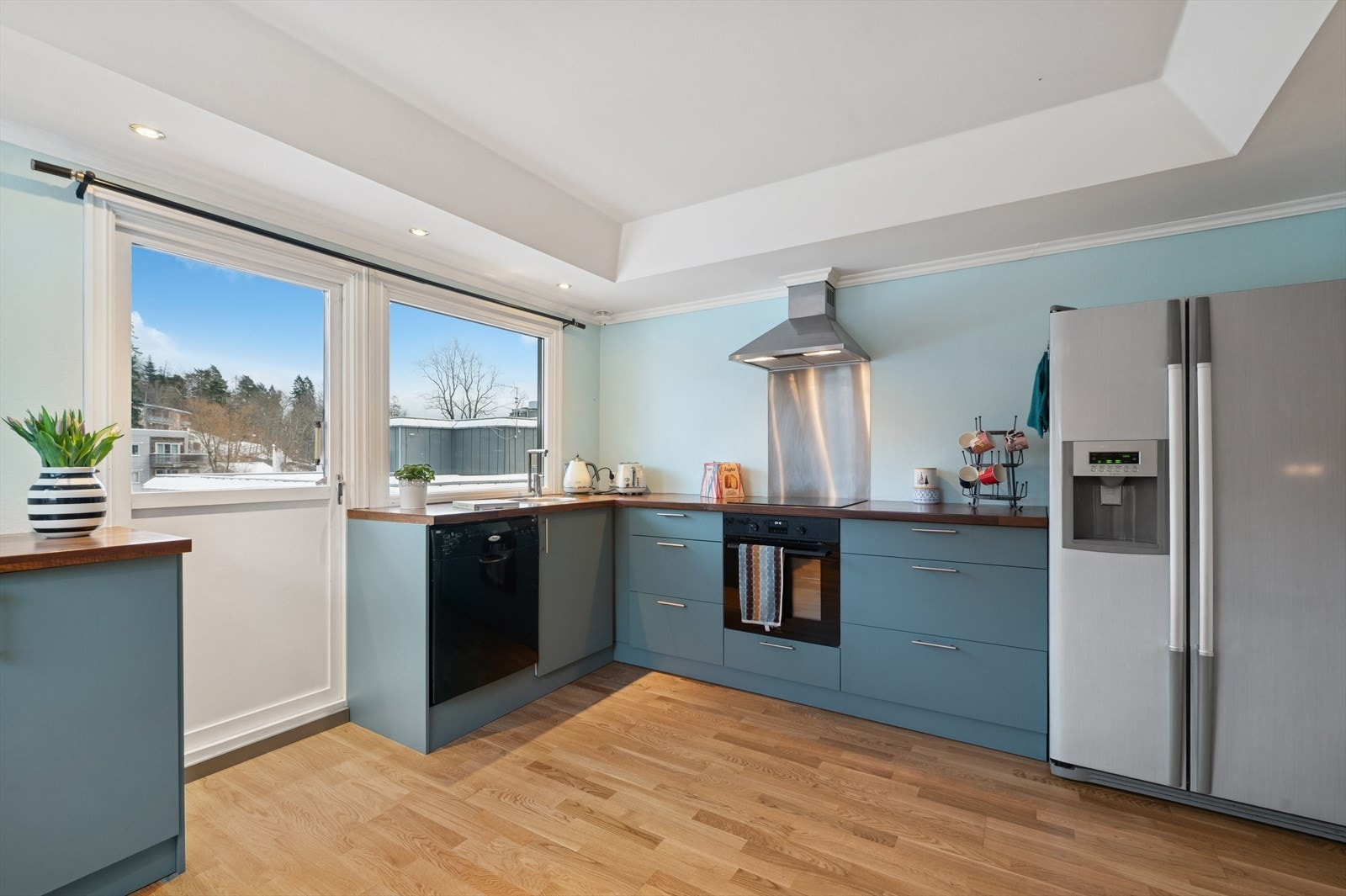 Kjøkkenet fikk nye fronter, platetopp, komfyr og parkettgulv i 2025 Galleribilde